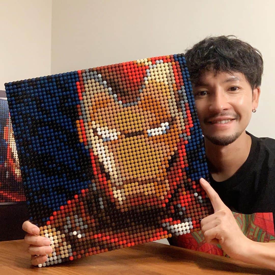 小柳津林太郎のインスタグラム：「ご縁があって、大人のレゴをプレゼントして頂きました。様々な種類がある中で、何を隠そう、わたくし、Avengersシリーズを通して、大のトニースタークファンなのです。  俳優のロバートダウニーjr.のファンでもあるのですが、特にトニースタークに憧れが...w  いやー、久しぶりにレゴを組み立てた気がするのですが、大人の子供心をくすぐられると良いますか...3000ピースぐらいを夢中になって組み立てました。家のインテリアとして最高😄また別のも組み立てみたいです。  #avengers #アベンジャーズ #tonystark #トニースターク #ironman #アイアンマン #大人のレゴ #レゴ #レゴアート #PR」