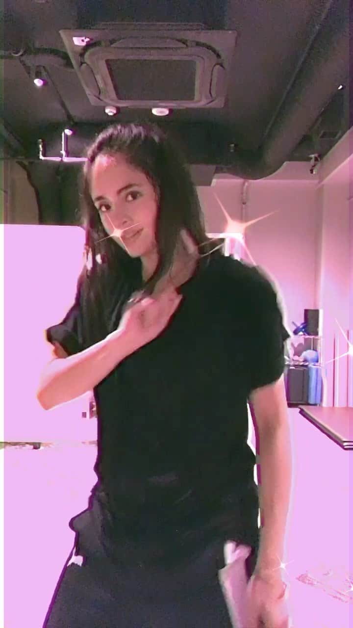 のインスタグラム：「はじめてのリール🧵 仕事前にサクッと撮ってみた👀  @selenagomez -people you know🖤 #selenagomez #peopleyouknow #dancecover#hiphopdance」