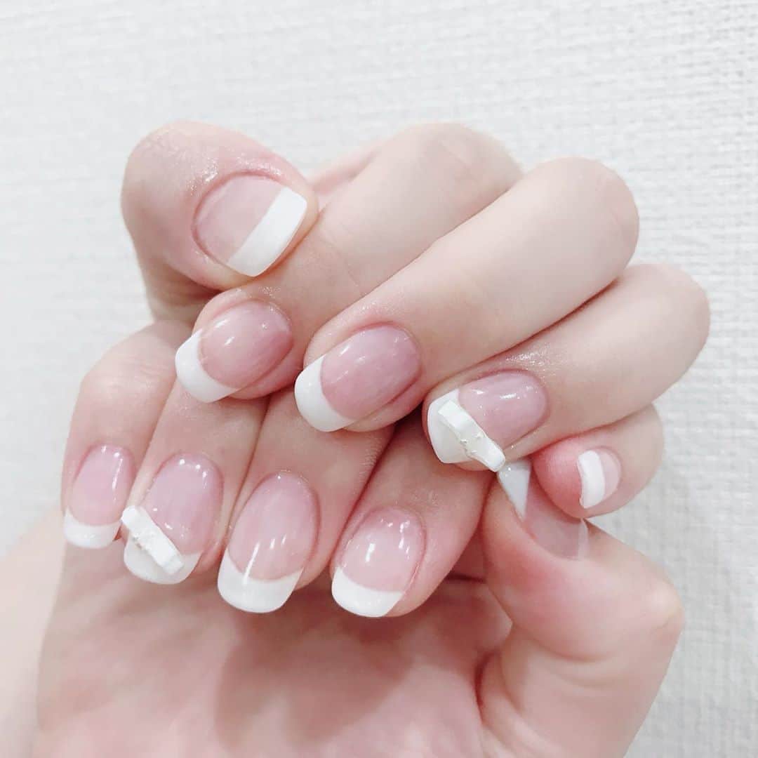 なかやまちえこのインスタグラム：「隠れ…✨⠀ ⠀ #nail #nails #nailart #ネイル #美甲 #ネイルアート  #japanesenailart #manucure #japanesenails #manicurist #gelnails #أظافر #네일아트 #미용 #vẽmóng #ngườiđẹp  #เพ้นท์เล็บ #искусствоногтя #artedeuñas #เพ้นท์เล็บเจล #ジェルネイルデザイン #ネイルデザイン #senikuku #nagelkunst #フレンチネイル #frenchnails #和楽器バンド #鈴華ゆう子 さん⠀  @bettygel_official コスメカラー C1001ゆり」
