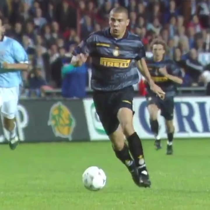 F2Freestylersのインスタグラム：「Happy Birthday to one of the greatest players of all time! #R9 🤩🎂 We used to love watching him sit keepers down every weekend! 😂 Where does he rank in the best players ever? Top 3? 🤔」