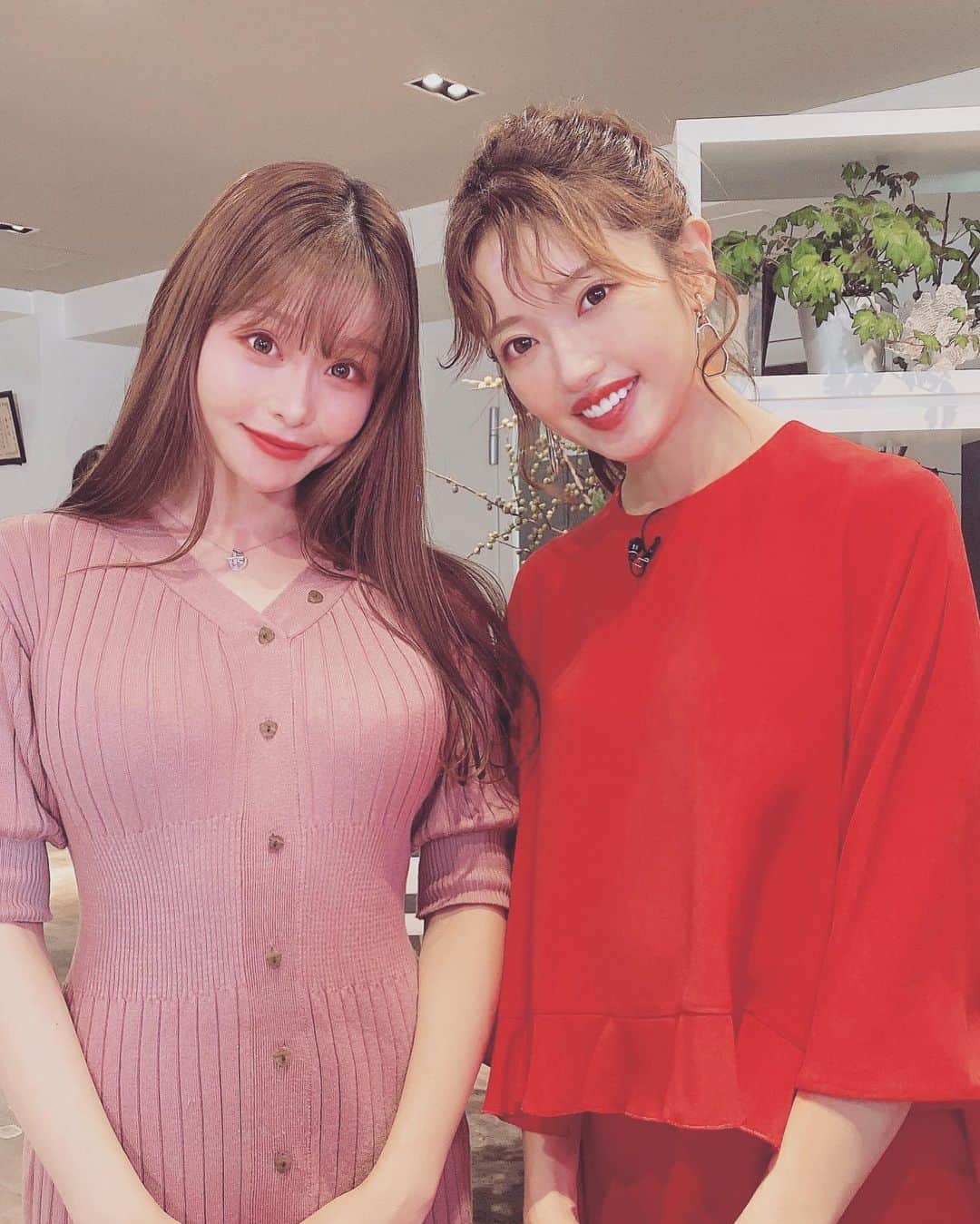 のインスタグラム：「くみっきーちゃん可愛すぎた💓眼福😍 テレビ番組の収録してきました！ 11月〜1月のワンクールです☺  放送日が決まったら告知しますね♡ イジリー岡田さんと一緒に舌出しちゃいました👅笑 皆さんとても優しくて素敵な方でしたよ💕  #舟山久美子 #くみっきー #イジリー岡田 #TOKYOMX #テレビ番組 #TV #収録 #ルルレポ #ルルレポTV #Lulurepo #LulurepoTV #美容系インフルエンサー #TVshow #tvprogram #きゅんです #眼福 #尊い」