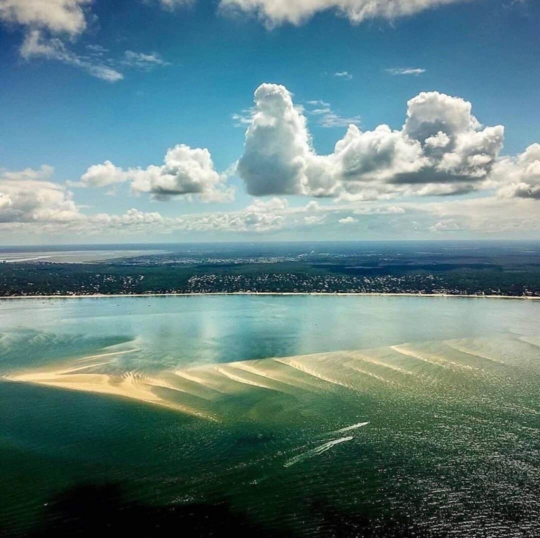 エールフランスのインスタグラム：「Arrêt sur image : Instant suspendu sur le bassin d'Arcachon ✨  Freeze frame: Instant suspended on the bassin d'Arcachon ✨  📸: @bougerabordeaux」