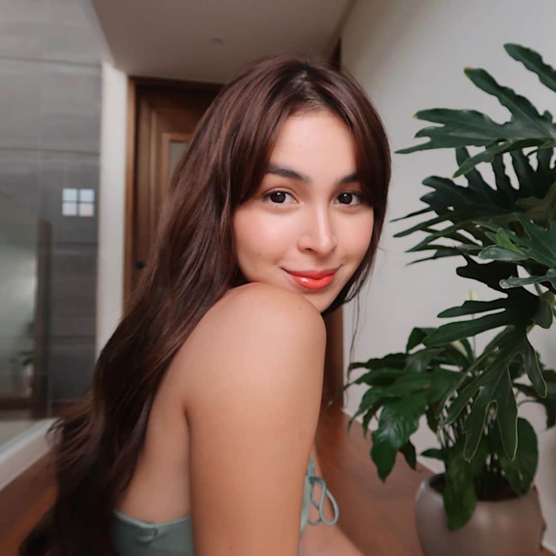 ジュリア バレットのインスタグラム：「Glass skin by @belobeauty 🤍 Have a belo beautiful weekend everyone ⛅️」