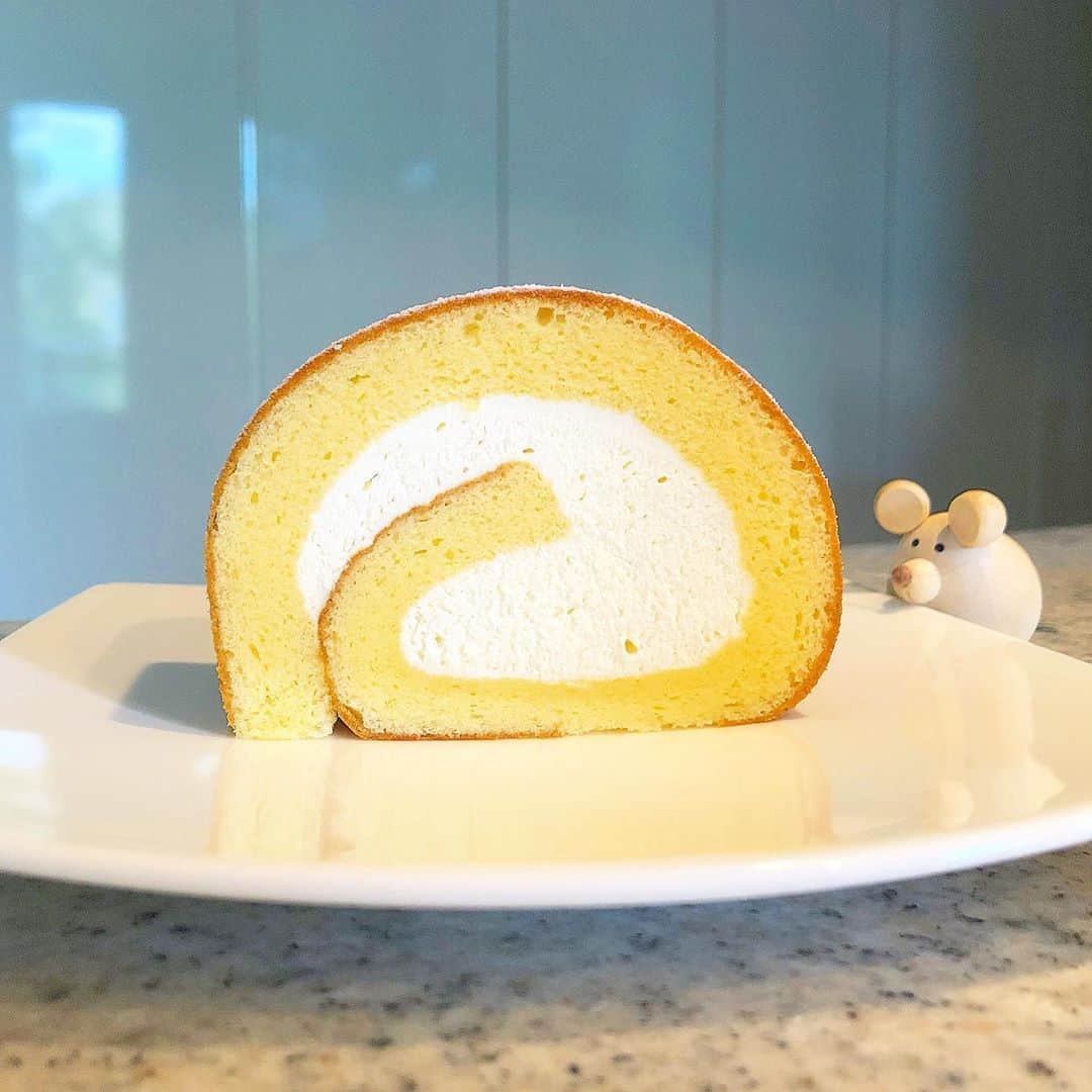 榊山敬代のインスタグラム：「🌞🍰… ・ 今週のたのしみでは 朝ロールケーキの巻  賞味期限が長いので ２日間楽しめまして しあわせ朝時間の時  クリーミーな生クリームは ふわふわシットリな生地へ ロールされて幸せな光景に まぶしくとうつりますとき  これまた紅茶と相性よろしくて 何度も目を閉じながら味わう時  はぁ〜… #また食べたい  ところで  最近は健康的に22時頃には就寝 朝は5時過ぎには目覚めるかんじ  朝時間が増えたので お掃除洗濯すべてが 早めにクリアできて 充実できてる習慣に ありがたく思うとき  今日もオープン時間に 買い出しへゆきまして  お魚中心にいろいろ連れて帰る  休日にとたのしみセットも買いためて　 休日は外出せずおうち時間楽しむ計画  最近断捨離してからおうちの居心地が さらによくなっておうちだいすきの時  植物たちも前よりピーんと元気になり 生きてるんだなぁとキモチ交わすとき  ちょっとしたことだけど 大きく感じる眼差しなり  さて今夜も早めの 就寝のために準備 ・ ・ 今夜はなにつくろうかな…🍳🙄 最近ますます #食べるの大好き ・ ・　 #おうち時間 #おうち大好き #enjoyhome ・ ・  ・ ・ #moaning #ご褒美 #sweets #Tokyo #ロールケーキ #rolecake #治一郎 #生クリーム #cream #スイーツ #dolce #tea #日本画家 の #おやつ #takeout #takeoutfood #心 #こころ の #つぶやき」