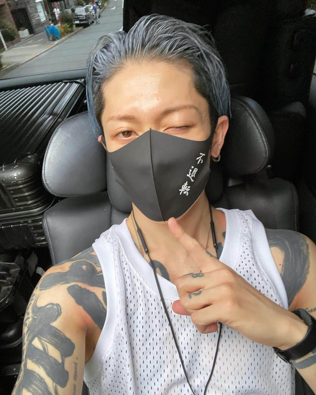 雅-MIYAVI-さんのインスタグラム写真 - (雅-MIYAVI-Instagram)「#WearAMask Challenge started from the director general of @who @drtedros on Twitter.  @filippograndi UN High Commissioner for Refugees accepted the challenge and now passed it to us ambassadors.   Wearing a mask is not only to protect yourself but also the way you show your respect to other people around you and the way you show that you care of other people.   I nominate a person who I respect and who is the best to spread “good” words in the whole world the one and only @samuelljackson 🙏🏻  Everyone can also post a pic with a mask and this hashtag #WearAMask so that we can show that we care about others again.   Let’s get over this fxxkin virus srsly.   👿👿👿👿  ツイッターではじまった「マスクをつけよう」チャレンジ、WHO のテドロス氏からはじまり、UNICEFチーフのヘンリエッタ氏、そして我らが UNCHR リーダーのフィリッポ高等弁務官から、僕たち親善大使へまわってきました。  マスクをつけるのは、自分を守るということと同時に、周りの人に対してのケアであり、リスペクトを示す行為です。  日本の皆はもう言わなくても、というかコロナの前からつけてると思うけど(笑)  というわけで、僕に知る限り世界で一番説得力のあるサミュエル氏にパスしたいと思います。 @samuelljackson マスクつけろ、マ○ファカ〜！  皆も、#WearAMask をつけて写真を投稿してみてね。改めて、マスクの重要性と周りの人へのリスペクトの再確認のために。  コロナ、早く乗り越えようぜ。マジで。  #不退転」9月18日 17時41分 - miyavi_ishihara