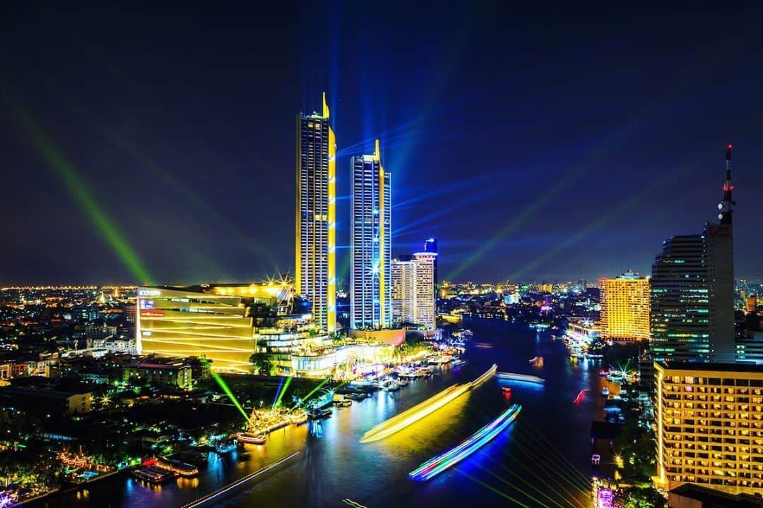 タイ国政府観光庁さんのインスタグラム写真 - (タイ国政府観光庁Instagram)「・﻿ ＼✨今週も1週間お疲れ様でした✨／﻿ ﻿ バンコクの中心を流れる大河「チャオプラヤー川」の夜景をお届け📸﻿ ﻿ 全長372kmに及ぶ川沿いには、王宮をはじめワット・ポーやワット・アルンなど、バンコクの主要スポットが集まっています🚣﻿ ﻿ 夜には周辺施設がライトアップされ、見事な夜景を観ることができます🌃✨ムード満点のディナークルーズもおすすめです😍💕﻿ ﻿ 皆さま、体調に気をつけてよい週末をお過ごしください☺️﻿ ﻿ #タイ #バンコク #チャオプラヤー川 #ワットポー #ワットアルン #夜景 #クルーズ #ディナークルーズ #こんなタイ知らなかった #はじめてのタイ #タイ旅行 #バンコク旅行 #旅好きな人と繋がりたい #旅行好きな人と繋がりたい #海外旅行 #thailand #bangkok #bangkoktrip #chaophraya #chaophrayariver #chaophrayarivercruise #watpho #watarun #dinnercruise #amazingthailand #thailandtravel #thailandtrip #thai #thaistagram #lovethailand」9月18日 17時43分 - amazingthailandjp