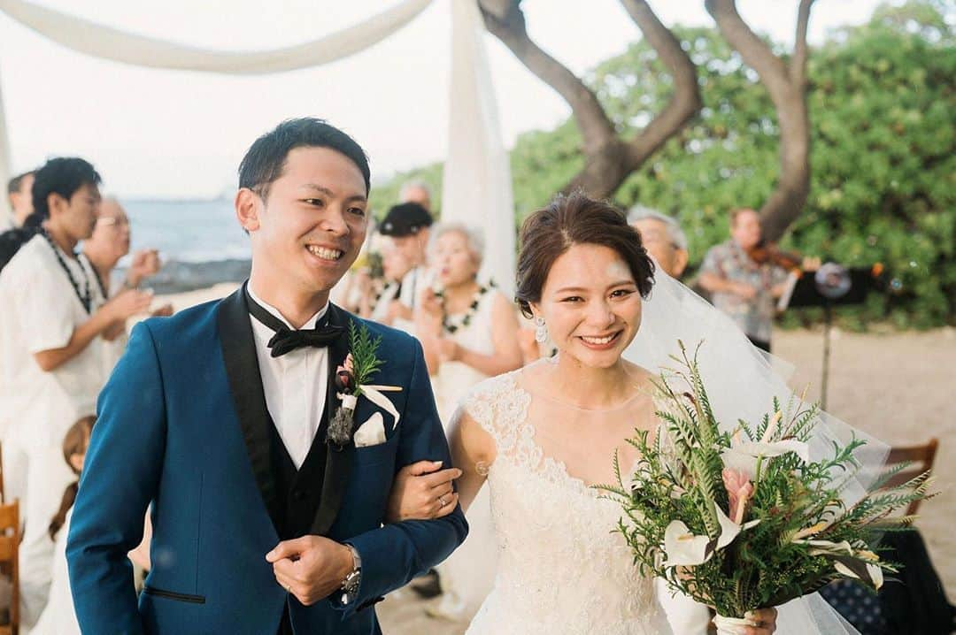 ハワイ挙式のCheersWedding チアーズウェディングさんのインスタグラム写真 - (ハワイ挙式のCheersWedding チアーズウェディングInstagram)「『映画の中で見た憧れのウェディングを』﻿ ﻿ 砂浜が続くプライベートビーチに椅子を並べて、﻿ ウエディングアーチを作り、ため息がでるほど、美しい海をバックに愛を誓うビーチウエディング。﻿ ﻿ ビーチハウスを貸し切って、憧れの邸宅ウエディング。﻿ ﻿ ローカルの人々に愛される由緒正しい教会での挙式。﻿ ﻿ ラグジュアリーホテルでの優雅な挙式＆パーティー。﻿ ﻿ 「映画の中の世界は、セレブリティーたちだけのものではないのです」﻿ ﻿ ご両親がカジュアルなスタイルでリラックスできるのも、﻿ ブライズメイドたちが、花嫁のお支度部屋でおしゃべりするのも、﻿ ハワイウエディングならではの特別なとき。﻿ ﻿ 形式やルールにとらわれることなく、ハワイに流れるゆったりとした時間と心地よい気候にこころを預けて、ハワイウエディングを心ゆくまでお楽しみください。﻿ ﻿ ﻿ ***********************﻿ 【HP】﻿ https://www.cheerswedding.jp﻿ ﻿ ☎︎0120-128-828﻿ 平日11:00〜19:00／土日祝10:00〜19:00﻿ ﻿ ***********************﻿ ﻿ ◆ウェディングフォトはこちら﻿ @cheers_photowedding ﻿ ﻿ #チアーズウェディング﻿ #チアーズウエディング﻿ #ハワイウェディング ﻿ #海外ウェディング﻿ #リゾートウェディング﻿ #リゾ婚﻿ #海外挙式﻿ #ハワイ挙式﻿ #ハワイ婚﻿ #新婚旅行﻿ #ハワイ旅行﻿ #cheerswedding﻿ #hawaiiwedding﻿ #ハワイハネムーン﻿ #ハワイウェディング迷子﻿ #ハワイウェディングプロデュース﻿ #日本中のプレ花嫁さんと繋がりたい﻿ #プレ花嫁﻿ #おしゃれ花嫁﻿ #花嫁準備﻿ #式場迷子﻿ #ハワイ挙式準備﻿ #プロポーズされました﻿ #婚約しました﻿ #beachwedding﻿ #ビーチウェディング﻿ #ハワイビーチウェディング﻿ #ハワイウェディングプロデュース﻿ #オーダーメイドウェディング﻿ #アフターコロナを考える」9月18日 17時43分 - cheers_wedding