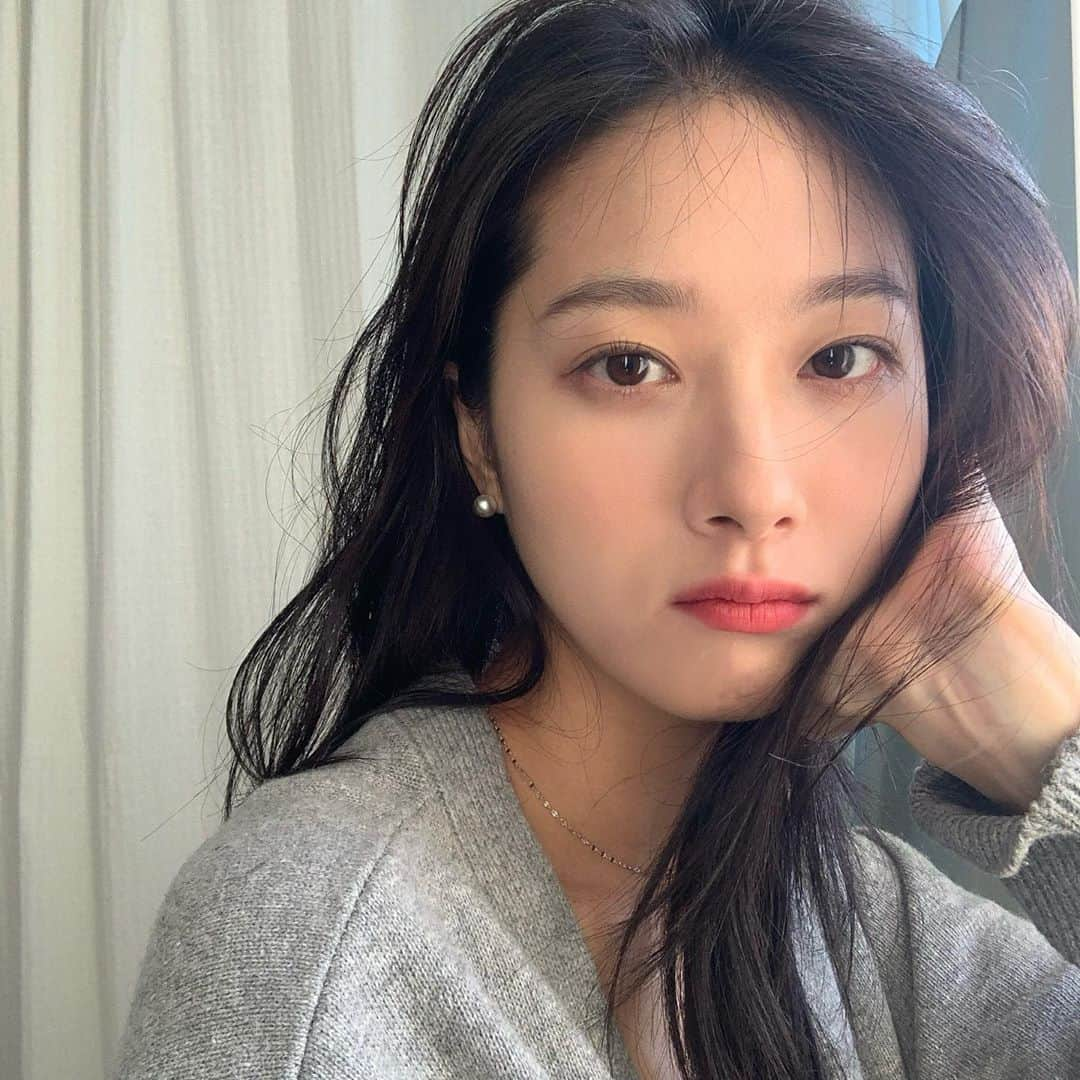 ミナ さんのインスタグラム写真 - (ミナ Instagram)「🤦‍♀️ - 집에서 촬영하고 화장한 거 아까워서 셀카 찍다가 화남 - 셀카 그거 어떻게 찍는건데.....」9月18日 17時43分 - blossomh_