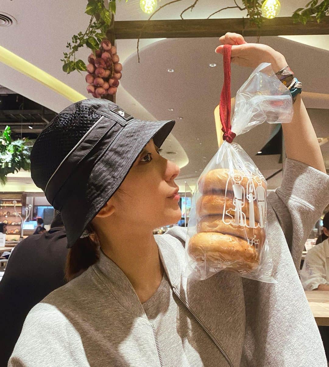 特蕾沙（Teresa）のインスタグラム：「I love bagel🥯   #這兩天的早餐都是貝果 #用氣炸鍋烤個2分鐘 #讚 #好丘 #很秋」