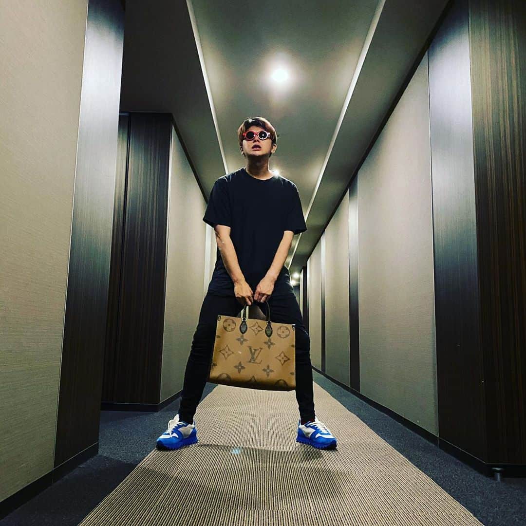 山田親太朗のインスタグラム：「🕶👕🧳 @louisvuitton   誕生日プレゼントありがとうございます🎁 @d___s_31   #山田服」