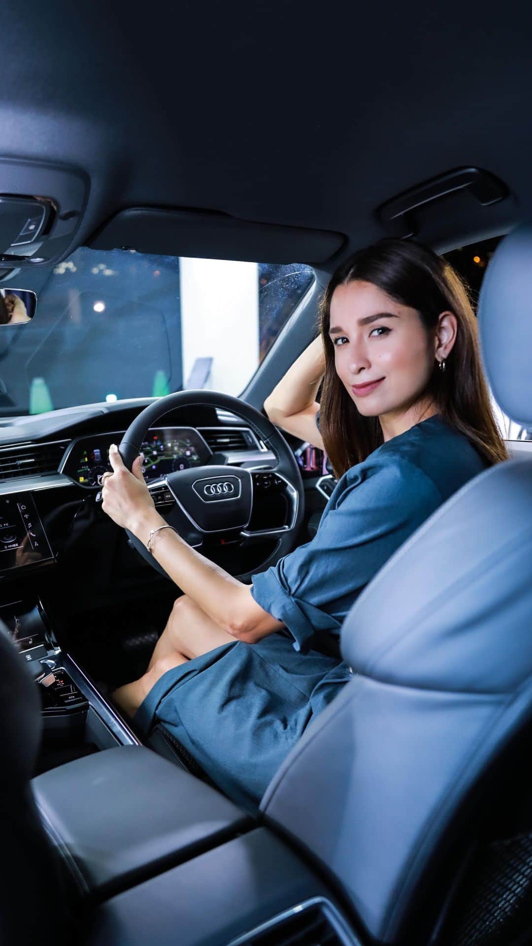ケリーのインスタグラム：「Audi e-tron sportback  Japan premiereの展示会へ行ってきました！ ・ これまで以上にエネルギー効率の良い走りを 実現させた新世代 EV Audi e-tron Sportback🚙🌱💛💙  より環境に負荷をかけない車を選んで乗ることも、 美しい自然を守り、サステイナブルな 世界を実現するための大切な選択のひとつです。  2つ目の動画はROBOT ARMカメラで @emi_renata @moekofukuda  一緒に面白い映像撮影😆 ・ エミをプッシュして、 押されるところ面白いでしょう⁉️笑 ・ @audijapan   #Audietron #etron #世界を前へ」