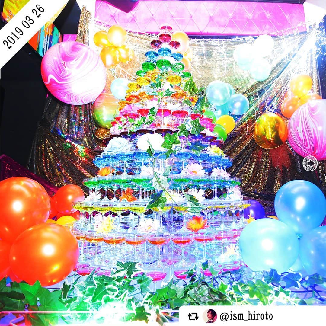 ホス キンのインスタグラム：「【Pickup‼️】 2019年3月にWORLDで開催された紘乙さんのバースデーイベント！！ . 現在はISMで活躍されております✨ . 当時、この虹色に輝く宝石のようなシャンパンタワーにみんなが見とれていました…🤔✨ オシャレでイケメンな紘乙さんとタワーの2ショットは何度見返してもお美しい…！！ . 気になる方はぜひ紘乙さんのインスタも覗いてみてください！ . 紘乙さんのインスタはこちら💁‍♂ @ism_hiroto . @hoskininfo . #ホスキン #ISM . #ホスト #ホストクラブ #イベント #水商売 #クラブ #イケメン #男前  #酒 #シャンパン #シャンパンタワー #バースデー #誕生日 #モエ #ドンペリ #テキーラ  #大阪 #大阪ミナミ #ミナミ #心斎橋 #道頓堀 #宗右衛門町 #難波 #なんば . #hoskin #osaka #hostclub #followme」
