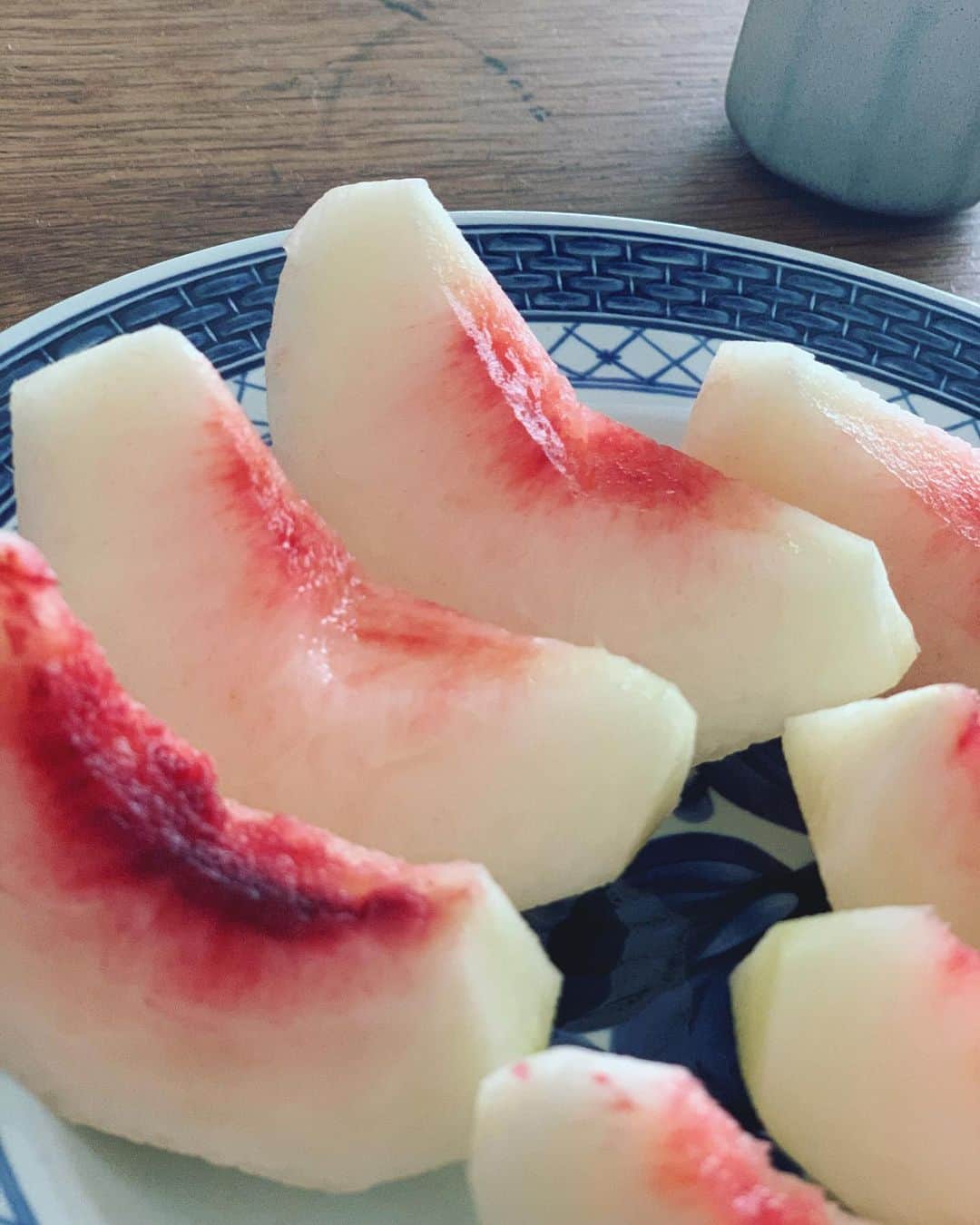 いかりさとみのインスタグラム：「今日食べた桃がリンゴみたいにシャキシャキした硬い品種の桃でした🍑.  #硬い桃 #シャキシャキ食感 #甘い #おいしい  そして冷蔵庫には秋のフルーツ、梨とぶどうがひかえています♪♪(๑ᴖ◡ᴖ๑)♪ .  #フルーツ家族 #フルーツ好き  #フルーツ好きな人と繋がりたい 😂」