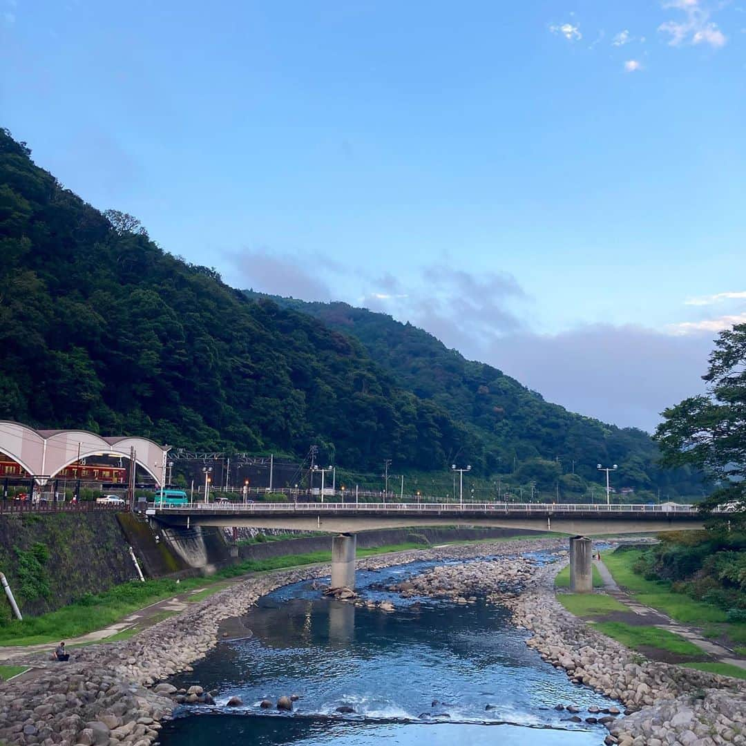 ニコラさんのインスタグラム写真 - (ニコラInstagram)「箱根修学旅行　〜1日目〜  ニコといえばひとり旅ではありますが、 今回はニコとニコカレのふたり旅の旅行記なのである☝︎  諸事情あって出発日はニコがお昼までお仕事だったので 14時新宿発のロマンスカーで🌈✌︎  もちろんロマンスカーでは🍺とおやつ(金額制限無し!大人なので)をgetして😍いざ出発😍  るるぶを見ながらワクワクドキドキ💓しかし海老名・本厚木あたりで外の景色は大雨…☔️ここは晴れ女の力を最大限に発揮して、晴れなさい❗️とお空に命令✌︎  箱根につくころにはちゃーんと青空が見えてグッジョブ😁👍  箱根湯本の商店街(?)をのんびり眺めつつ、ひとまず宿へ🌈  いつも大変お世話になっているじゃらんで取ったお宿【結命宿　　彌榮館(やえいかん)】は箱根湯本駅から徒歩5ー10分とても便利❗️へcheck in🌟  とっても広くて、目の前に川が望めるお部屋をもらえてとっても嬉しいニコたち✌︎ 夜になったら窓辺で川の音と虫の声を聞きながら晩酌することを決めた✌︎✌︎  貸切風呂を予約できるサービスをもらえたので すぐに入ってみることに😍  酔った体に温泉が染みる♨️(良い子も悪い子も真似しないでね)  湯上りさっぱり美男美女は浴衣に着替えて、夕食までお散歩にでることに🌈  炸魚餅 籠屋清次郎にて あげかまぼこと箱根ビールをgetして ベンチでパクパクもぐもぐ😁  日が暮れたらお宿にもどって お待ちかねのごはん🍴  お部屋でゆったり飲みながら たらふく食べて幸せ時間🌟  安定のおなかがはち切れた😍  それからもう一度露天風呂に入りに行って 静かな箱根の夜を感じた…♦︎  2日目も朝からアクティブなので 1日目は早めにおねむり😌  エヴァあんま知らんけど 箱根はエヴァの聖地なのかな❓  エヴァのキャラたちが いろいろなところにちりばめられていたよー🤖✌︎  そんなのんびりな1日目🌟  #箱根」9月18日 17時51分 - nicolax27