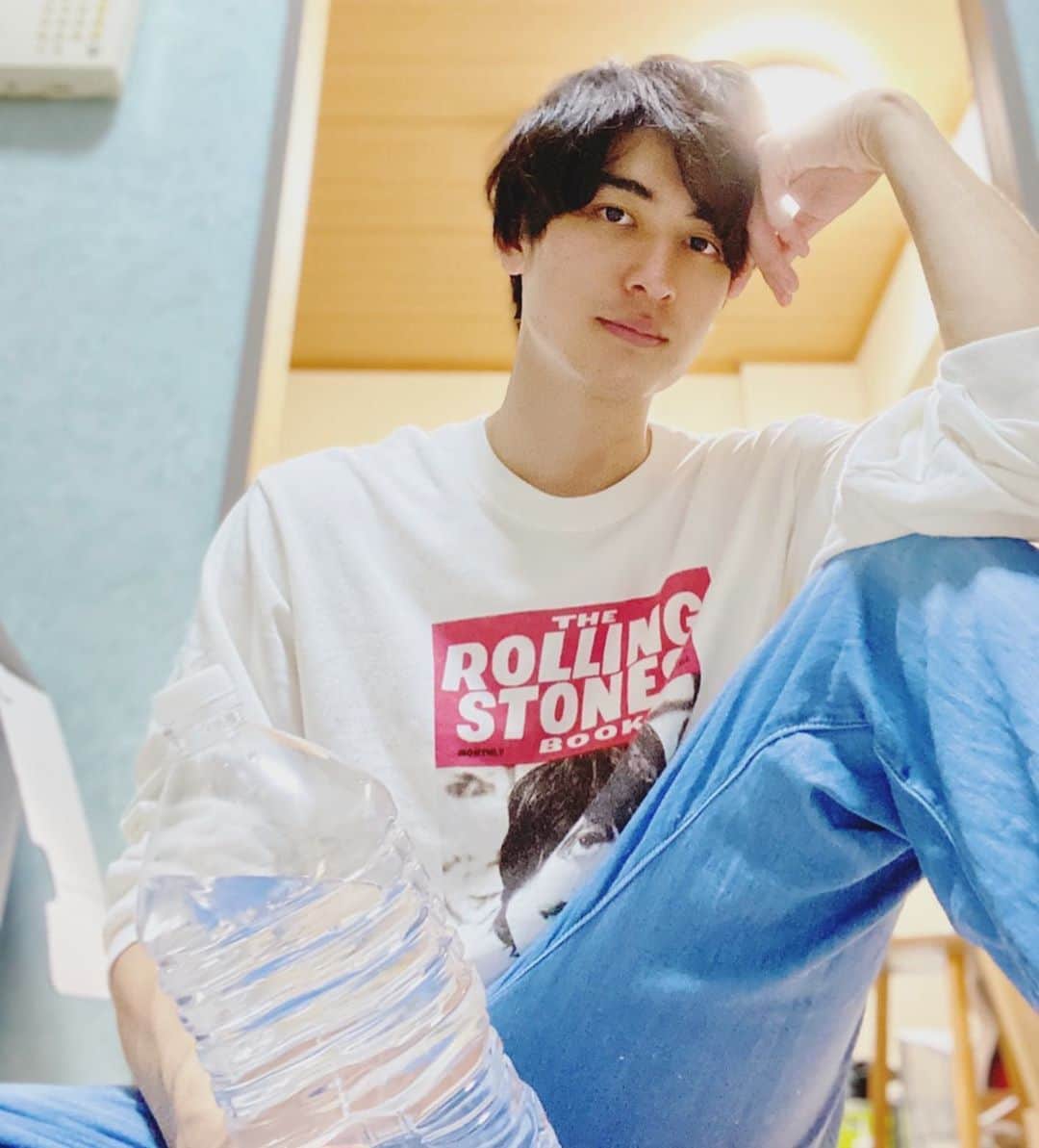 のインスタグラム：「水2ℓ毎日飲んでる？ ほんまにおすすめ。  #初出し #井阪郁巳 #ご縁  #インスタオシャレ化計画  #swag #写真 #水2リットル」