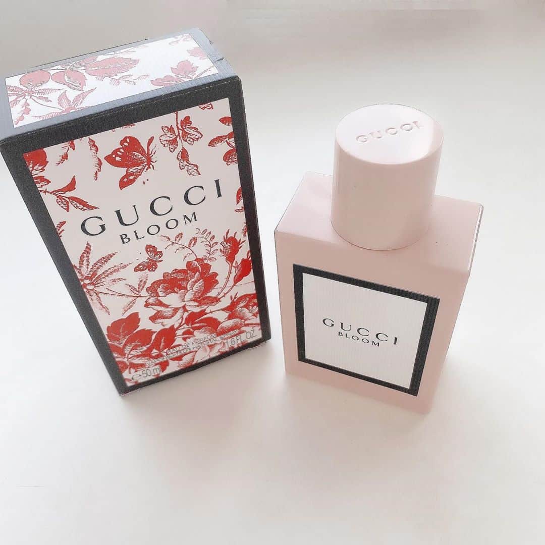 望月めるのインスタグラム：「香水新しいの買った✨ · · · #gucci #perfume #香水 #guccibloom」