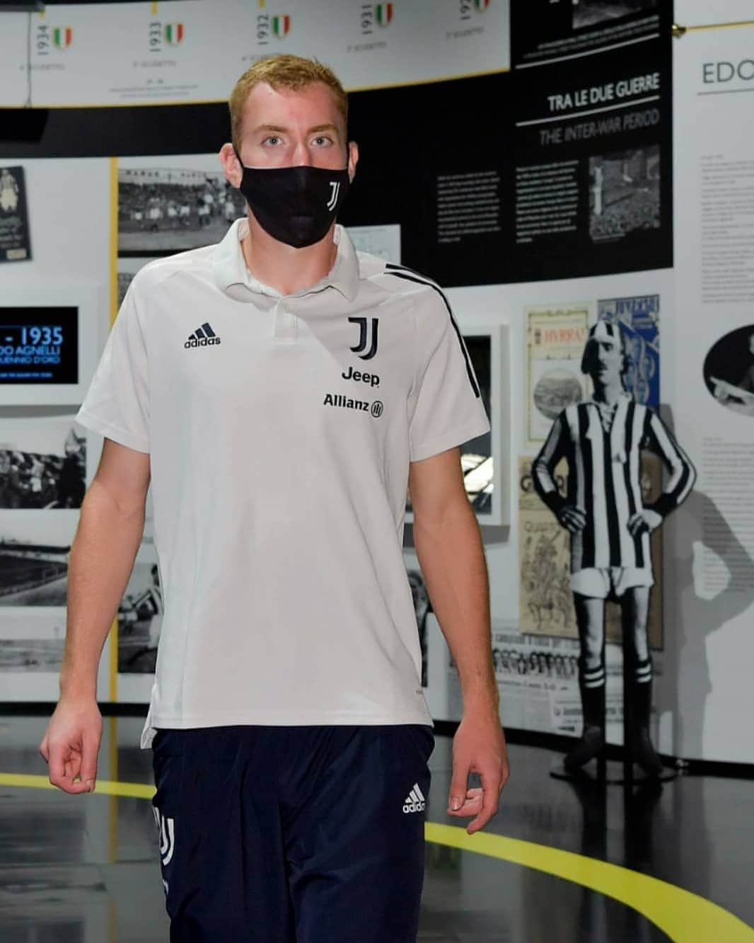 ユヴェントスFCさんのインスタグラム写真 - (ユヴェントスFCInstagram)「The 𝙗𝙚𝙨𝙩 📸 from @dejan.k10's official presentation as a Bianconero! 🤩🙌🏼  #WelcomeDejan #ForzaJuve」9月18日 23時23分 - juventus