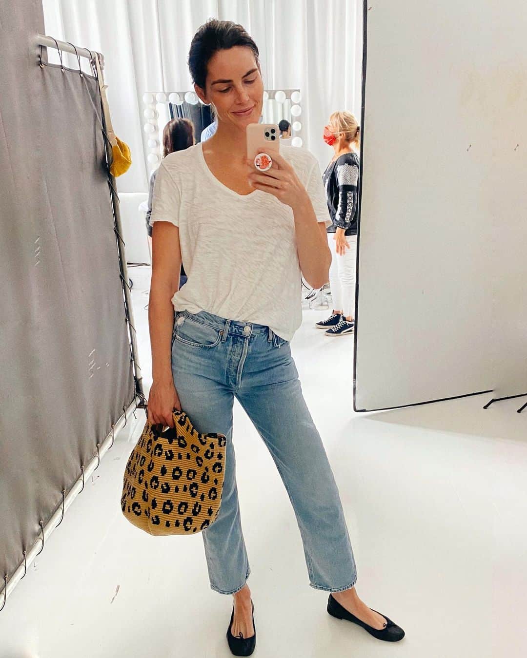 ヒラリー・ローダのインスタグラム：「Jeans and a tee girl 💙 I always wear something easy like this to shoots. I take everything off right when I get to set anyway — and since I’m changing outfits 20-30 times throughout the day I just want to put on something comfortable at the end of it!」