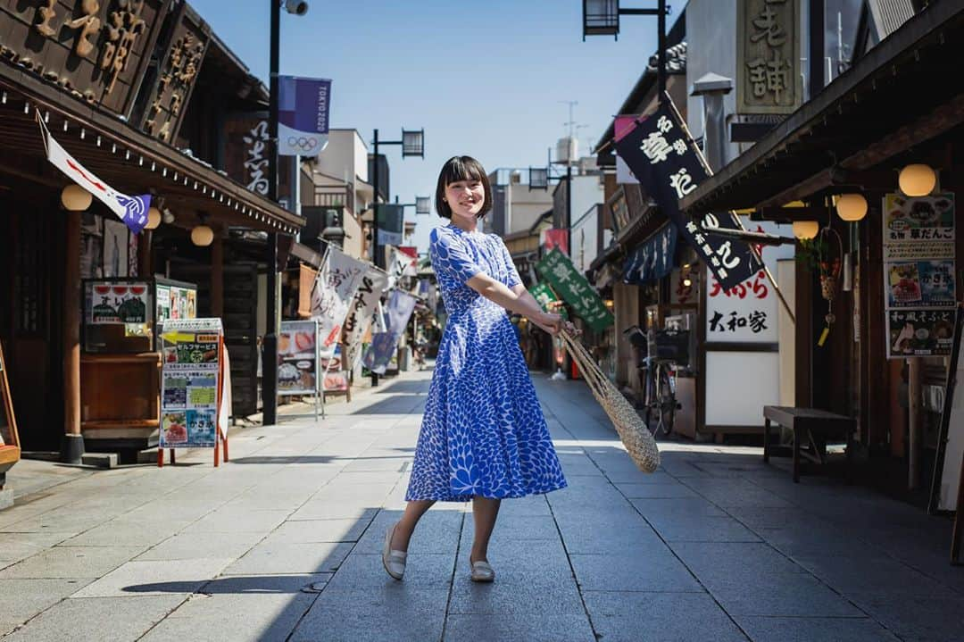 倉持乃英瑠のインスタグラム：「今日も、一日お疲れ様でした🐯 柴又撮影の写真です🍡 ウキウキが伝わりますように✨  今日も投票のご協力よろしくお願いします🌸  photo by(@sh_photo27 )   #ミス慶應理工 #ミスコン #ポートレート #撮影 #柴又 #帝釈天 #寅さん」