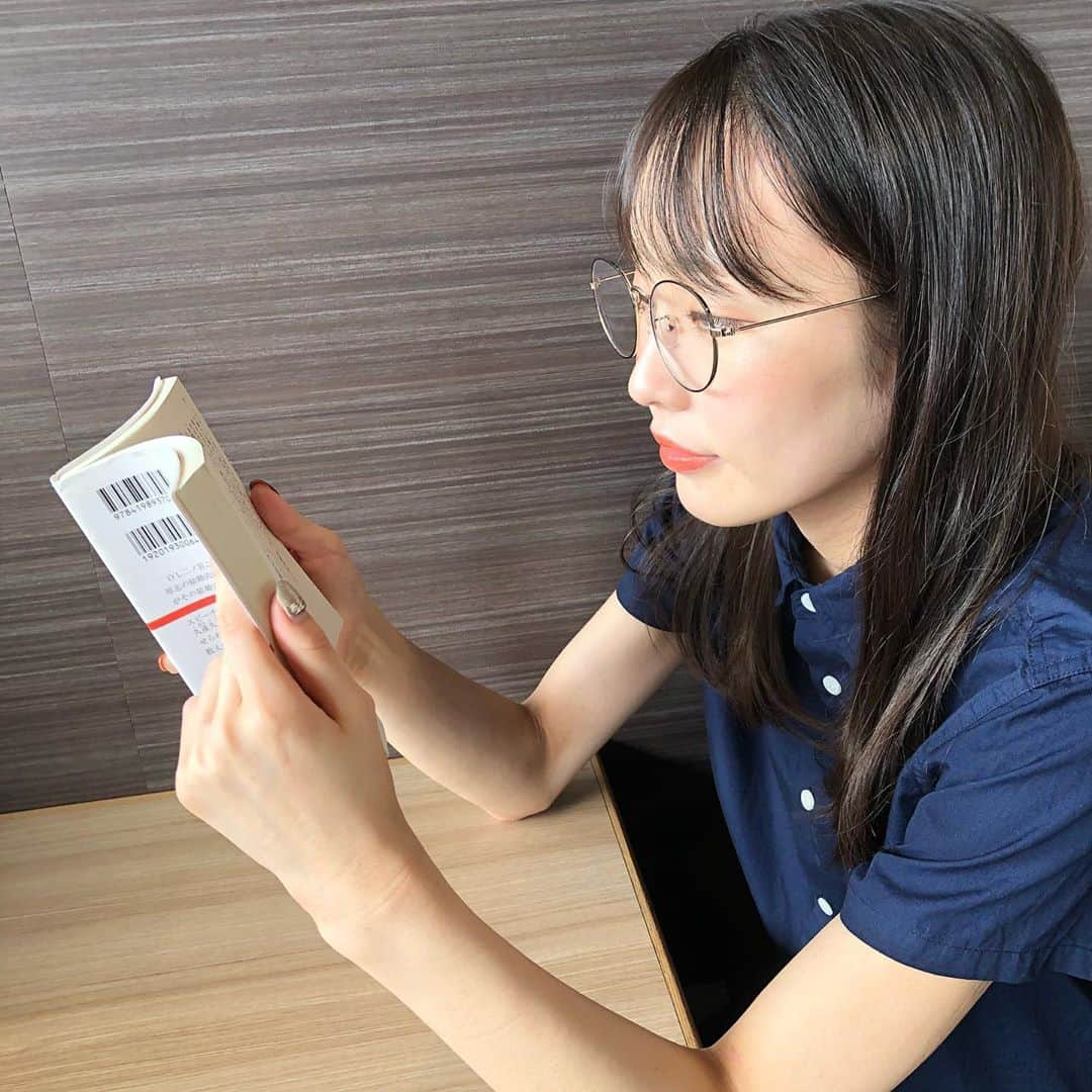 田中美有さんのインスタグラム写真 - (田中美有Instagram)「こんばんは🌙.*·̩͙  私の大好きな本です📖✏ 皆さんのおすすめの本は何ですか〜？？  #ミスコン #ミスキャンパス関西学院 #mckg2020 #本好きな人と繋がりたい #読書女子 #原田マハ #本日はお日柄もよく #メガネ女子」9月18日 17時59分 - miyutanaka_06