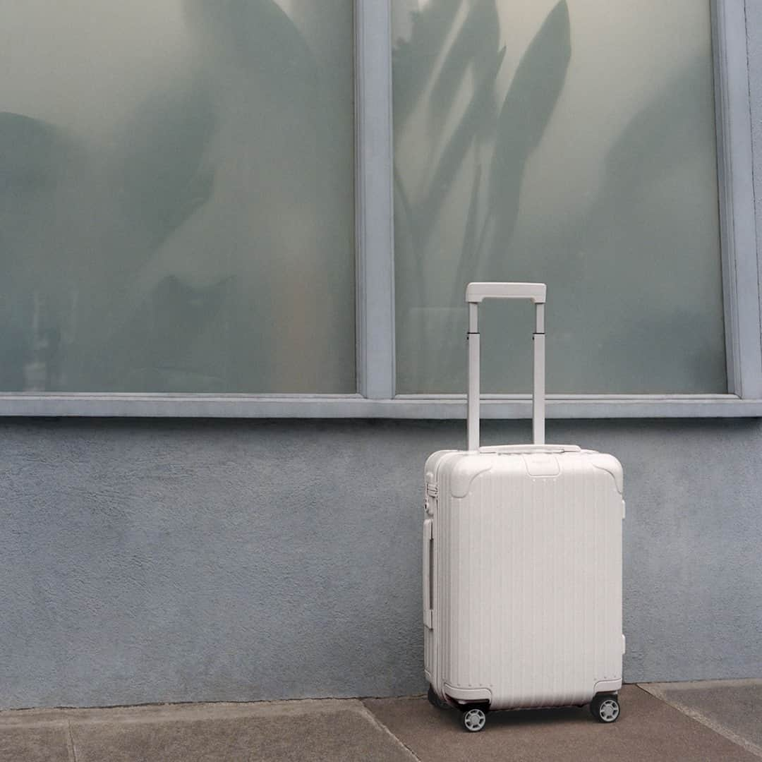 リモワさんのインスタグラム写真 - (リモワInstagram)「An evolution of the world’s first-ever polycarbonate suitcase pioneered by RIMOWA in 2000, the RIMOWA Essential is crafted from a highly resilient, lightweight polymer engineered to absorb shocks and maintain its original shape despite the pressure applied. From concept to manufacture, each individual luggage is conscientiously built and meticulously tested to ensure a lifetime of journeys.⁣ ⁣ ⁣ ⁣Explore the entire range in stores and online at RIMOWA.com.⁣ ⁣⁣ ⁣#RIMOWA #RIMOWAessential」9月18日 18時00分 - rimowa