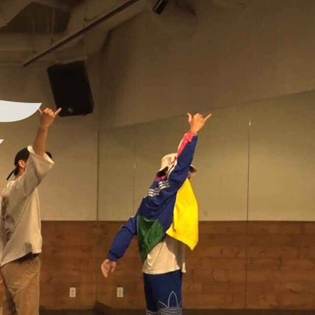 のインスタグラム：「・ [CHOREOGRAPHY] WATWING 'SHELLY' Official Dance Practice _ Choreographer : ReiNa _ これまでリリースした5曲のDance Practiceを5週連続公開!! 来週はどの楽曲が公開になるのか…？ 動画は金曜18時に公開されます。 日々成長し続けるWATWINGのパフォーマンスをぜひご覧ください！ ・ ・ ・ ・ #WATWING #Dance #Practice #DanceVideo #CHOREOGRAPHY #SHELLY #boysgroup #japaneseboys #jpop #summersong #ReiNa」