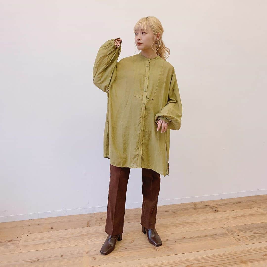 Vannie Officialのインスタグラム：「⠀ 【VANNIE U ヨーク切り替えバンドカラーシアーシャツ】3,300+tax ⠀  トレンドど真ん中の旬ルックシアーシャツ  ⠀ 《styling》 夏秋も大活躍間違いなし♪大人気のシアーシャツをアップデート！ オールシーズンで使えるからマストで持っておきたいアイテム。 お気に入りのインナーにバサッと羽織ったスタイルや、ボタンを全部しめてオーバートップスとして使うのも◎ 存在感のあるサイズに軽いシアー素材でトレンド感のあるコーデの完成♪  ⠀ 《detail》 オーバーサイズに袖のたぽんとしたシルエットがたまらない一枚◎ 程よいハリ感で立体的ラインを作ります。 ピップが隠れる着丈でチュニック感覚でも着れちゃいます♪ 首元がすっきり見えするバンドカラーで小顔効果も叶う♡  ⠀ 《fabric》 ほんのり光沢のあるシアー素材使用 ⠀ ⠀ ⠀ #vannie_u#ヴァニーユー #ZOZOでしか買えない⠀⠀ お問い合わせはコメントまたはDMまでご連絡ください‪‪☺︎‬」