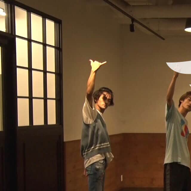 のインスタグラム：「・ [CHOREOGRAPHY] WATWING 'SHELLY' Official Dance Practice _ Choreographer : ReiNa _ これまでリリースした5曲のDance Practiceを5週連続公開!! 来週はどの楽曲が公開になるのか…？ 動画は金曜18時に公開されます。 日々成長し続けるWATWINGのパフォーマンスをぜひご覧ください！ ・ ・ ・ ・ #WATWING #Dance #Practice #DanceVideo #CHOREOGRAPHY #SHELLY #boysgroup #japaneseboys #jpop #summersong #ReiNa」