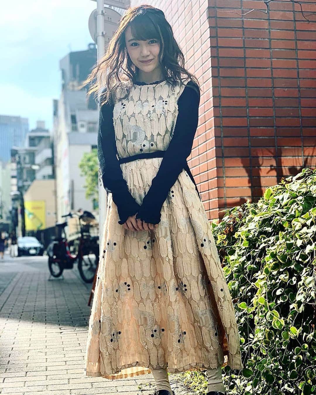 尾崎由香のインスタグラム：「#今日のゆか服　  今日は、お仕事で先取り秋コーデしました🍁✨ 黒とピンクベージュ合わせると女の子らしさ出るよね💕  #ワンピース　→ #haupia　@haupia_official  #ハウピア　#ootd #コーディネート　#コーデ　#秋コーデ　#お洒落さんと繋がりたい」