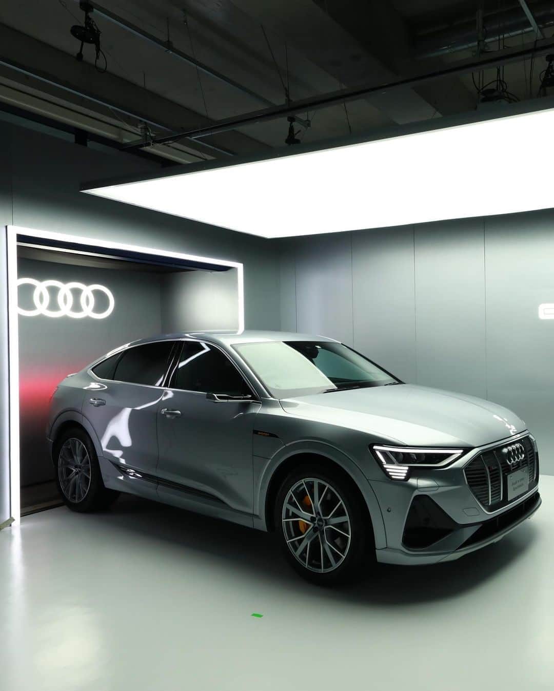 エミ・レナータさんのインスタグラム写真 - (エミ・レナータInstagram)「将来の車はどんな感じになるのでしょうか？その答えは昨夜まったく新しいパフォーマンスのAudi E-Tron-高級電気自動車を日本で発売した@audiイベントにて回答を見つける喜びがありました！ 強力なデザインに加えて、Audi電気自動車のインテリアは持続可能な設計で、床材はすべてリサイクル素材で作られています。素晴らしいとしか言えないね❗️ • What will future cars look like? Had the pleasure to find out the answer @audi event last night, where they officially launched their latest Audi E- tron  all-new performance luxury electric car here in Japan - besides the powerful design, the interior of the Audi electric car is designed sustainably. The floor covering is made entirely of recycled materials. Isn’t that amazing? •  #Audietron #etron #世界を前へ」9月18日 18時02分 - emi_renata