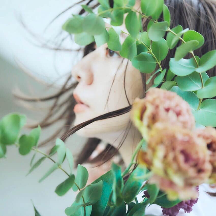 フォードヘア化粧品のインスタグラム：「空気が変わった。 少しづつ訪れる秋の気配。 ・ ・ ・ 詳しくは、プロフィール欄のURLをご覧ください。 @mian_beauty ・ ・ ・ #フォードヘア化粧品はミアンビューティーへ #MIANBEAUTY #ミアンビューティー #やさしくわたしらしく #三口産業 #美容室専売品 #ヘアサロン #美容室 #美容師 #プロフェッショナル #美容」