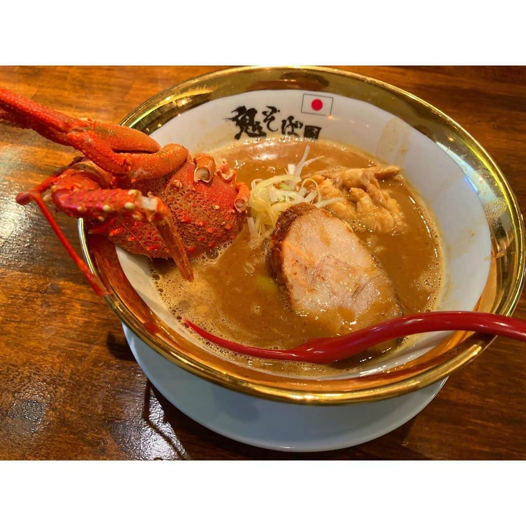 下舘夏希さんのインスタグラム写真 - (下舘夏希Instagram)「ヘイタクさんのラーメン屋"鬼そば"にやっと行けた！🍜 伊勢海老？！ロブスター？！🦞 どっちだったか、、 のラーメンなんまらうまうまでした😳♥️ このラーメン贅沢すぎる🥺✨ 海老の身が肉厚！スープにも海老が染みてうまうま😭✨ 他の味も食べたい！！また必ず行きます！ #鬼そば #ラーメン #HEYたくちゃん #伊勢海老ラーメン #ロブスターラーメン #伊勢海老 #ロブスター #food #グルメ ＃うまうま #おいしい #yammy #ケイダッシュステージ」9月18日 18時05分 - dateshimo