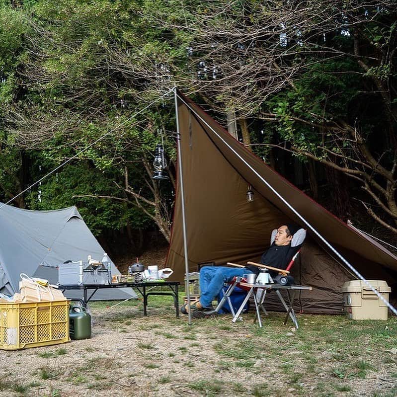 キャンプ情報サイト［ランタン］さんのインスタグラム写真 - (キャンプ情報サイト［ランタン］Instagram)「CAMP SMILE STYLE ／ 何もしないを楽しむ。 ソロキャンプは究極のリラックスタイム ＼ いろんなキャンパーのキャンプスタイルを現地取材と一般キャンパーからの投稿で数多く掲載してます。 . . 詳しくは @lantern.camp webサイトをご覧ください . . #camp #camping #outdoor #travel #trip #lantern_smile #nature #キャンプ #キャンプ用品 #アウトドア #テント #自然 #旅行 #キャンプ初心者 #キャンプ好きな人と繋がりたい #キャンプスタイル #LANTERN #キャンプギア #ブルートゥーススピーカー #jbl #ランタン #snowpeak #スノーピーク #スノーピーク‗タープ #ballistics #バリスティックス #シングルバーナー #ソロ #ソロキャンプ #かぶとの森テラスキャンプ場」9月18日 18時07分 - lantern.camp