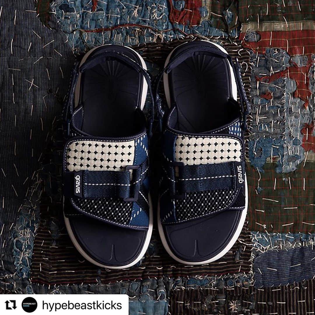GRAVIS Japanのインスタグラム：「@fdmtldenim and @gravisjapan have come together for a pair of Cardiff Patch sandals. The footwear option features a top strap that is split into two sections: one served in cream with indigo stitching, and another in indigo with a black-and-white checkered pattern. Other accents include a dark blue footbed complete with tabi split-toe embossing and a chunky white outsole.」