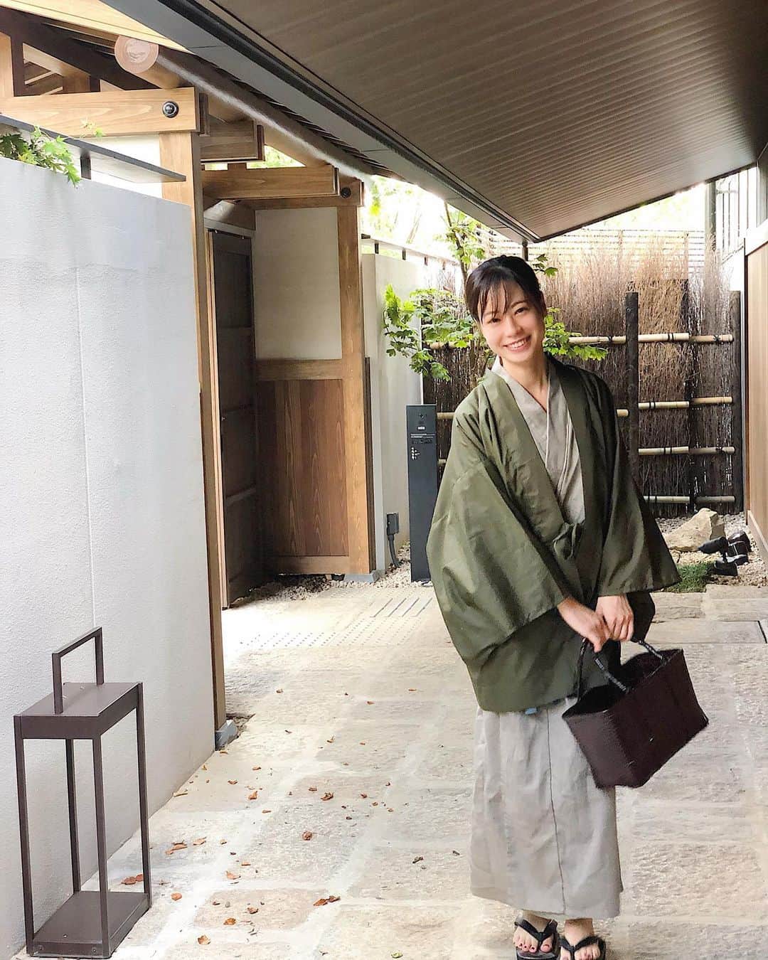 伊藤沙織のインスタグラム：「【由縁別邸】の試泊会にご招待頂きました♨︎ この前、こちらのHPの撮影でもお邪魔したのですが再び訪れることができて嬉しいです☺️💕昨日のお仕事終わりにそのまま向かい、まずは割烹月かげで夕食のコース料理を堪能🥢🤤料理長こだわりの産地厳選食材を使用したお料理でした👏🏻なんとなく、静岡県産のものが多いなと思ったら、料理長も静岡出身だそうです✨どのお料理も美味しかった...私は特に、前菜がお気に入り。どれも丁寧に仕込まれた味付けでお酒にも合います🍶食前酒も、是非飲んでいただきたい🍵"茶師十段"という、日本で13人しかいないお茶のスペシャリスト厳選の玉露🍃大さじ二杯くらいしか湯呑みに注がれず、すぐ終わっちゃうじゃーんと思って飲んでみたら、、、！！びっくりするくらい、一滴にお茶の旨味が凝縮されていてお茶で驚いたのは初めてでした笑😂とにかく、すごい！笑 デザートまで全て素晴らしいお料理たちでした。 . お部屋も清潔感に溢れていて、統一感もあってオシャレ。畳と木の温もり、真っ白なシーツは最高🤤アメニティも豊富で実は着替えとコンタクト洗浄以外は手ぶらで来たのは内緒🤫笑 . なんと言っても、最高すぎたのが深夜1時までオーダーできるお茶漬け🍚🥢深夜のご飯てなんでこんなに美味しいの、、、出汁も完璧だし、備えの薬味も丁度良いしもう一杯頼めば良かったと後悔← . お部屋にあるお茶菓子とお茶も美味しくてあっという間になくなりました笑🤣 . とにかく最高で熱量がこもり過ぎて長くなるので別の投稿で、お風呂について書きます✏️笑笑 . #由縁別邸 #由縁 #由縁別邸代田 #9月28日オープン #日帰りは10月以降」