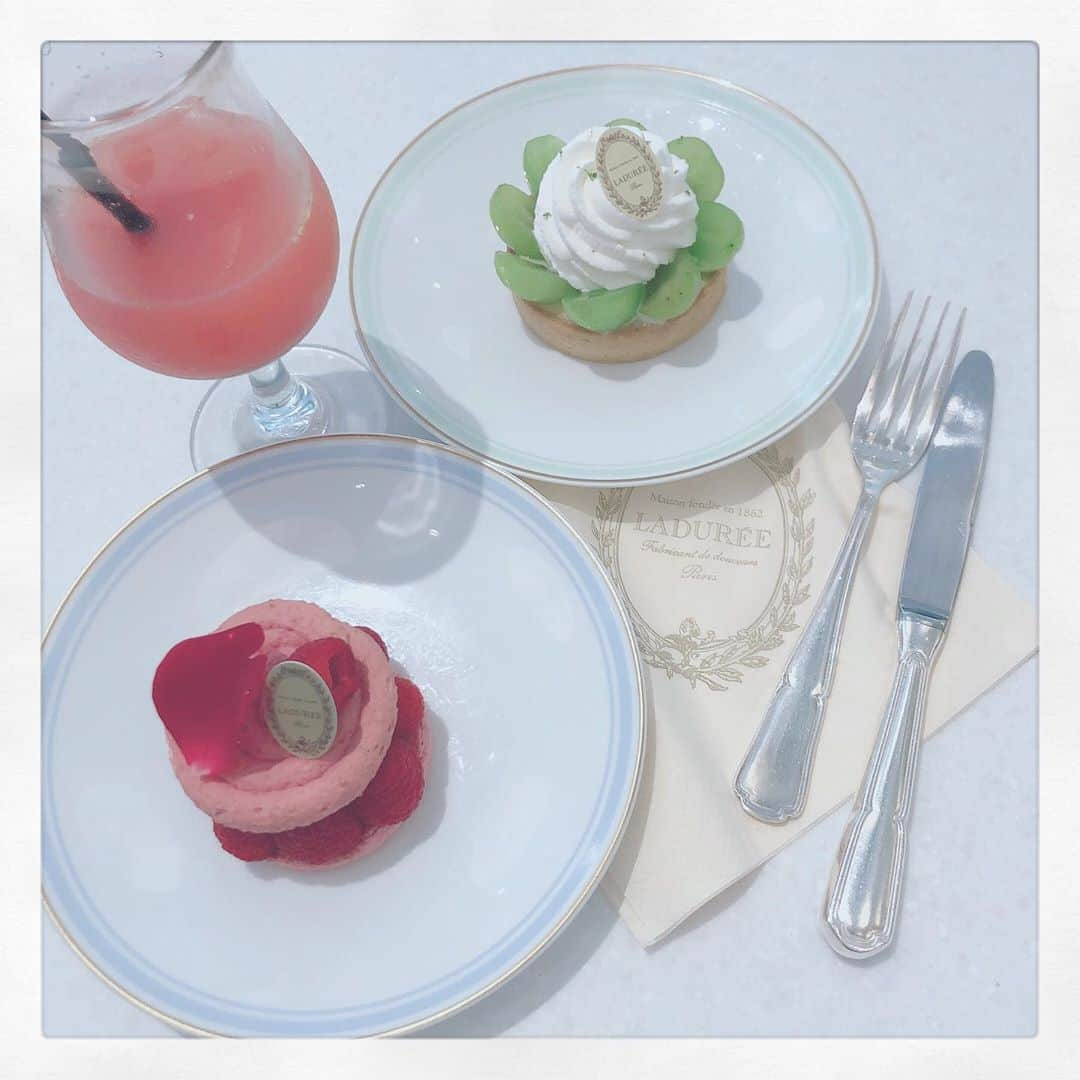 青葉ひなりさんのインスタグラム写真 - (青葉ひなりInstagram)「LADUREEのカフェいってきた♡  ケーキかわいすぎて迷った 甘そうなのにわりとさっぱりしてて 全然重くなかった 見た目にこだわってるのに味も美味しいとか素晴らしいよね  ダイエット中だけどたまには息抜きということで＾＾ まあ食べた日は動けばいい  #laduree #青山カフェ #南青山カフェ #表参道カフェ #お洒落カフェ #原宿カフェ #原宿グルメ」9月18日 18時17分 - hinari_festive