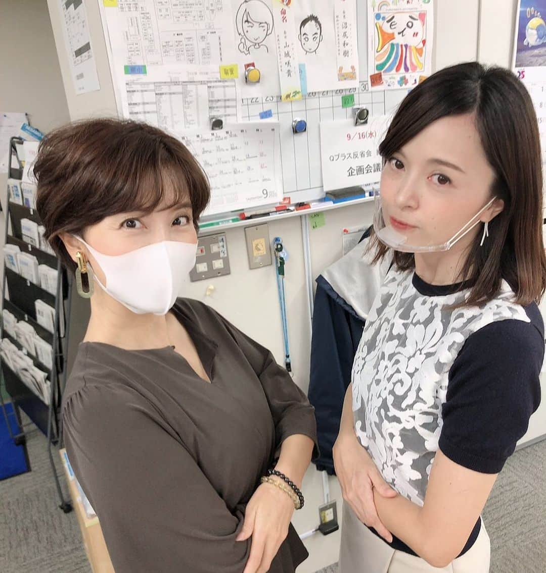 伊波紗友里さんのインスタグラム写真 - (伊波紗友里Instagram)「ユリさんがロングヘアから ばっさりショートヘアに🙆‍♀️💕  変化を楽しみ 新しいスタイルをすでに 自分のものにしているユリさん✨ ますます美しく魅力的になっていました😊💕  ちなみに「SUITS」の 鈴木保奈美さんを イメージして撮影したのですが 背景がごちゃごちゃで 全然映えない我が社🤣🤣🤣  #ちゃ〜タイム #QAB」9月18日 18時17分 - sayuri_iha41