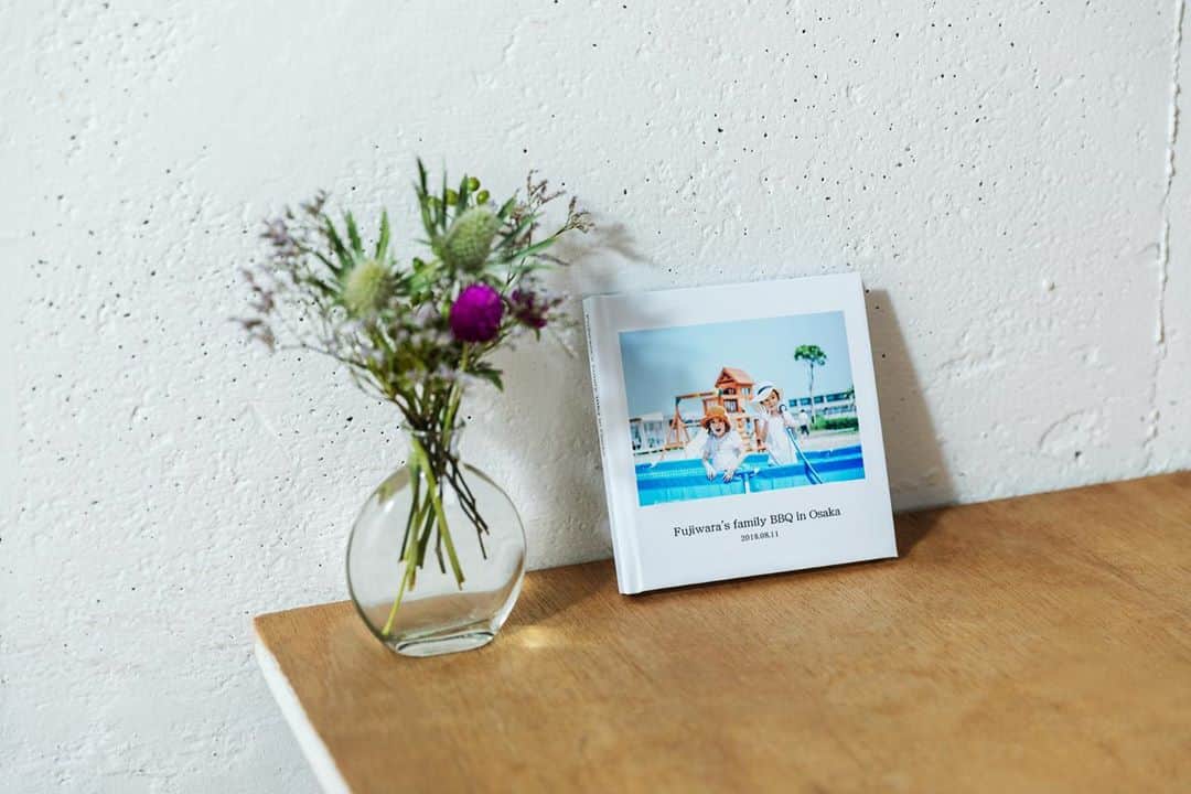 WALL DECOR (ウォールデコ）さんのインスタグラム写真 - (WALL DECOR (ウォールデコ）Instagram)「この夏の思い出をフォトブックにまとめてみませんか？フォトブックは高級感のあるハードカバーと、カジュアルなソフトカバー、クラフト素材のカバーを選べるリングの3タイプをご用意。あなたの「作りたい」を叶えてくれるフォトブックで夏の思い出をとっておきの1冊に。﻿ ﻿  ﻿ ﻿ 記事はプロフィールURLからどうぞ▶ @fujifilmjp_walldecor  ﻿  ﻿ ﻿ #写真とちょっといい暮らし #fujifilm #富士フイルム #walldecor #シャコラ #チェキ #写ルンです #インテリア #photography #art #decor #interior #interiorstyling #homestyling #インテリア雑貨 #おうち時間 #写真 #写真を飾る #写真好きな人と繋がりたい #フォトブック #ハードカバー #写真集 #ZINE #オリジナル写真集 #夏休み #アルバム #思い出」9月18日 18時18分 - fujifilmjp_walldecor