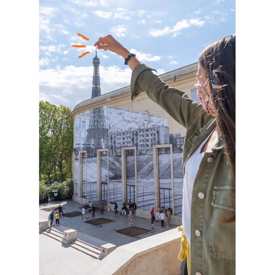 Orangina オランジーナ公式さんのインスタグラム写真 - (Orangina オランジーナ公式Instagram)「Bonjour！🇫🇷﻿ 美術館の外でアート体験☀️﻿ ﻿ ーーー﻿ パリの16区にある現代美術館、﻿ パレ・ド・トーキョーでは、﻿ 外壁を包むようにストリートアーティスト🕶の﻿ JRの作品が設置されています🖼﻿ ﻿ 大きく引き伸ばされたモノクロの﻿ 写真の中のエッフェル塔が﻿ パレ・ド・トーキョー越しに﻿ 先端だけ見える本物のエッフェル塔と﻿ つながっているようでユニークです🇫🇷﻿ ﻿ 展覧会が終わると作品も撤去されるそうなので、﻿ 観ることができてラッキー😁でした！﻿ ﻿ 青空の下オランジーナ🍊とアート鑑賞もいいですね。﻿ ﻿ #orangina #France #Soda﻿ #オランジーナ #フランス生まれ #炭酸飲料﻿ #フランス #パリ #Orangina100 #オランジーナ100 #jr #streetart #palaisdetokyo」9月18日 18時24分 - orangina_jp
