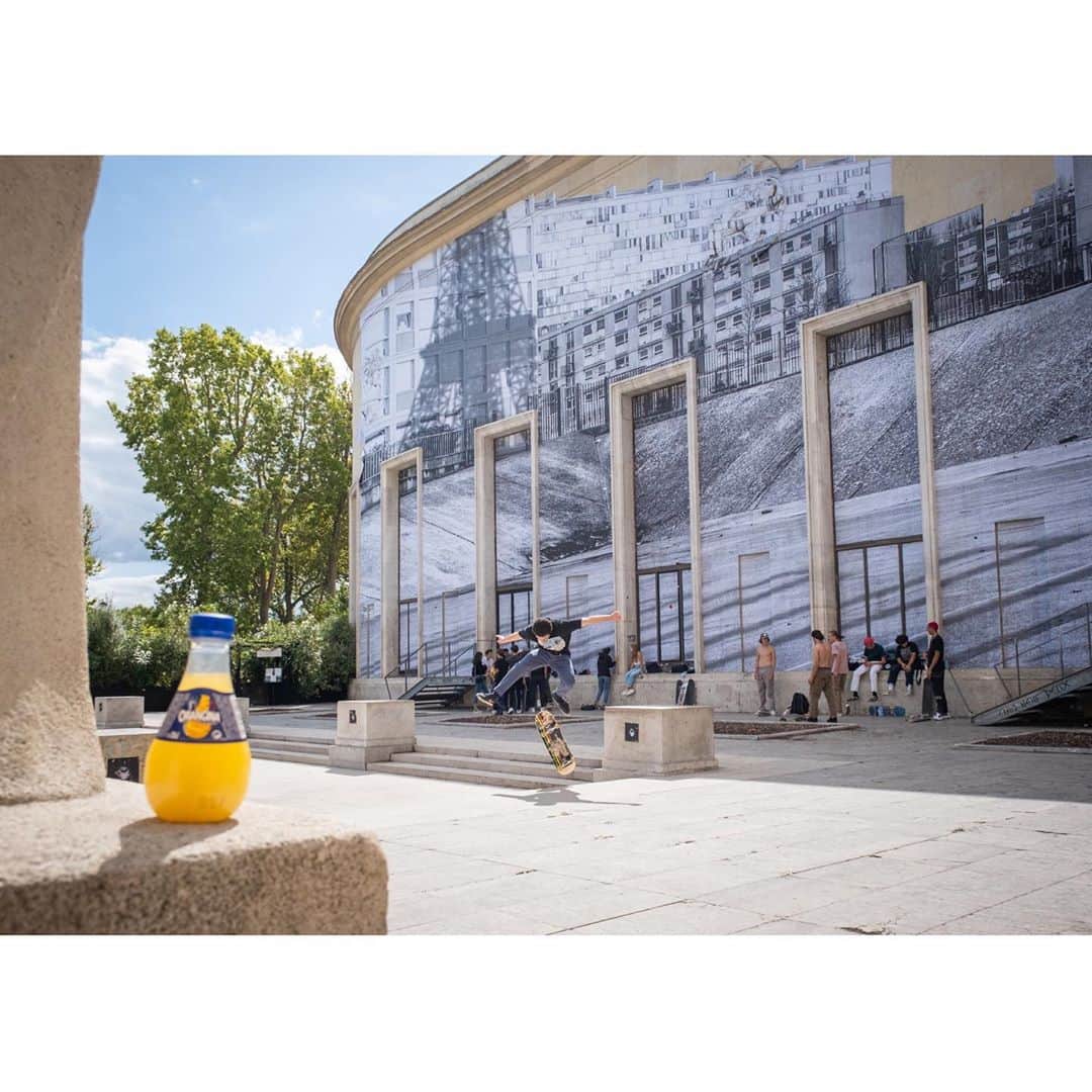 Orangina オランジーナ公式さんのインスタグラム写真 - (Orangina オランジーナ公式Instagram)「Bonjour！🇫🇷﻿ 美術館の外でアート体験☀️﻿ ﻿ ーーー﻿ パリの16区にある現代美術館、﻿ パレ・ド・トーキョーでは、﻿ 外壁を包むようにストリートアーティスト🕶の﻿ JRの作品が設置されています🖼﻿ ﻿ 大きく引き伸ばされたモノクロの﻿ 写真の中のエッフェル塔が﻿ パレ・ド・トーキョー越しに﻿ 先端だけ見える本物のエッフェル塔と﻿ つながっているようでユニークです🇫🇷﻿ ﻿ 展覧会が終わると作品も撤去されるそうなので、﻿ 観ることができてラッキー😁でした！﻿ ﻿ 青空の下オランジーナ🍊とアート鑑賞もいいですね。﻿ ﻿ #orangina #France #Soda﻿ #オランジーナ #フランス生まれ #炭酸飲料﻿ #フランス #パリ #Orangina100 #オランジーナ100 #jr #streetart #palaisdetokyo」9月18日 18時24分 - orangina_jp