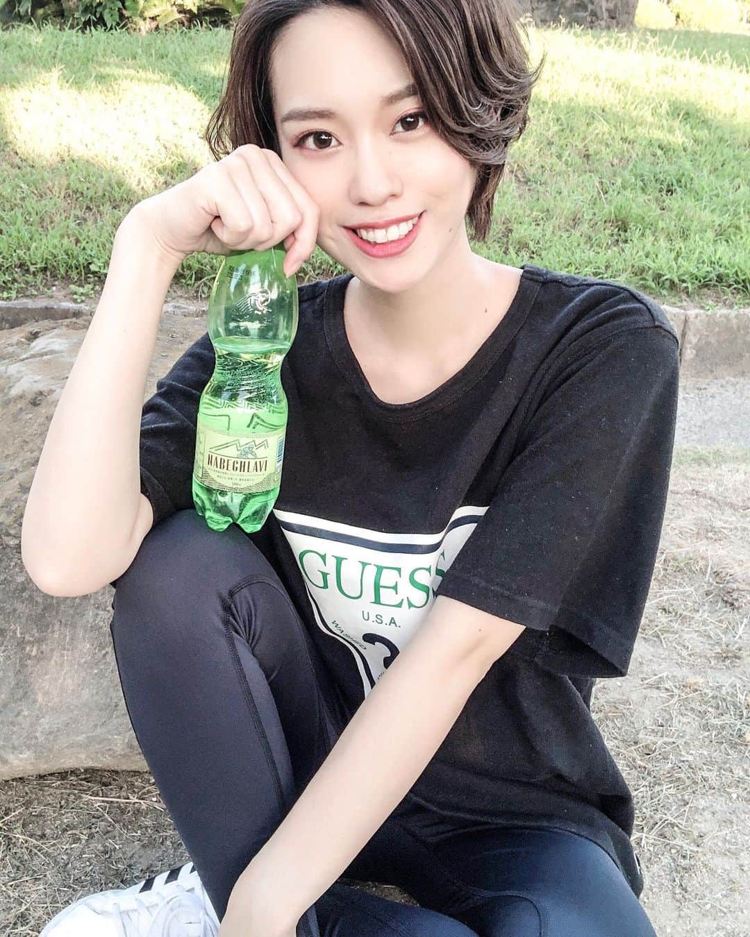 荒川知美(Arakawa Tomomi) のインスタグラム：「.﻿ 最近やっと涼しくなってきたから﻿ 夕方ウォーキングしてる🚶‍♀️﻿ ちょうどいい気温で過ごしやすい😙﻿ ﻿ 涼し言っていっても汗はかくから﻿ ナベグラヴィ @nabeghlavi.japan で水分補給✌️﻿ ミネラル豊富やけど軟水みたいに飲みやすいから﻿ 体動かした後にちょうどいい🏃‍♀️﻿ 美炭酸〜〜❤︎﻿ ﻿ #nabeghlavi #ナベグラヴィ #ナベグラヴィジャパン #天然炭酸水 #美炭酸 #PR」