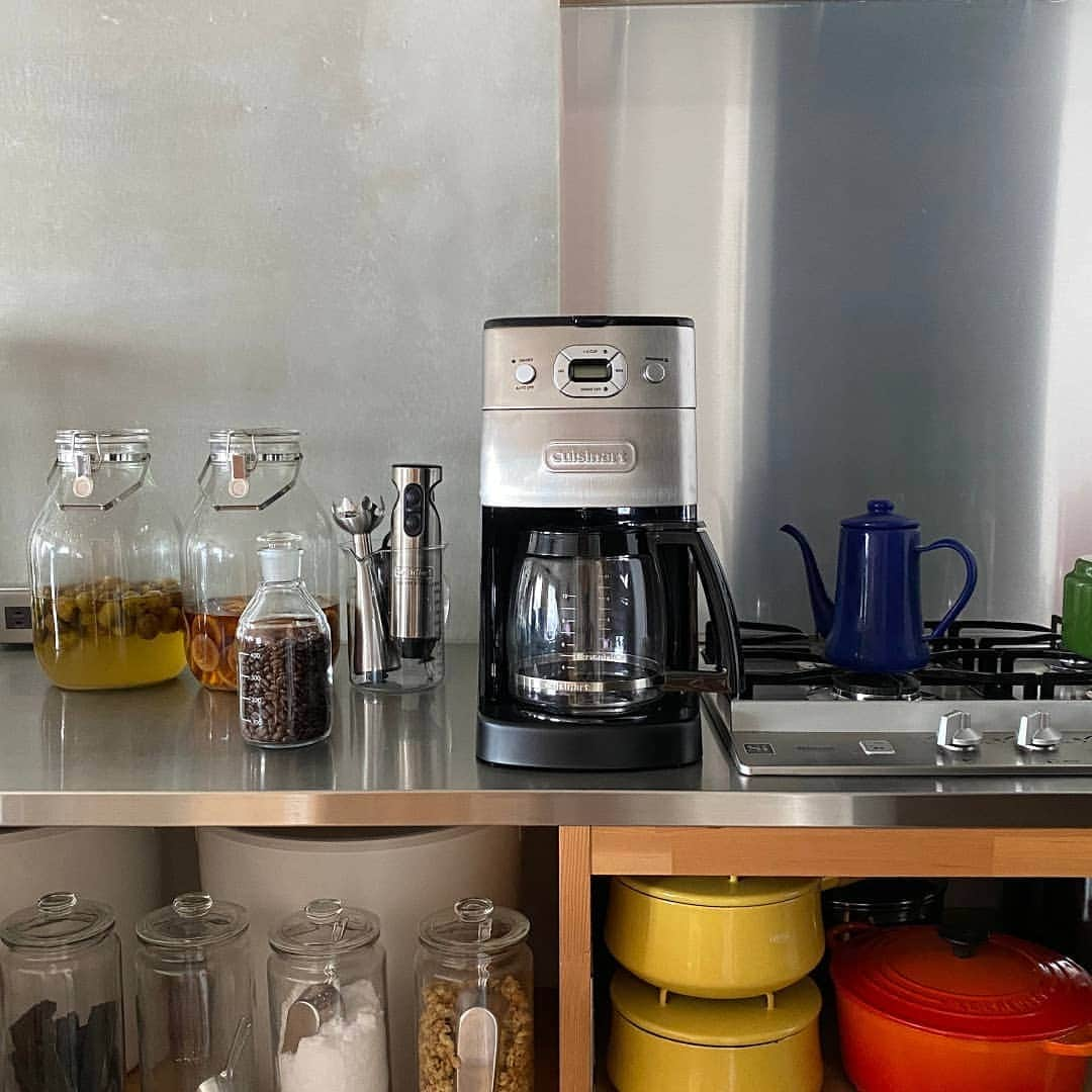 Cuisinart(クイジナート)ジャパン公式アカウントさんのインスタグラム写真 - (Cuisinart(クイジナート)ジャパン公式アカウントInstagram)「\ シンプルデザインのコーヒーメーカー☕ /⁣ ⁣ クイジナートのコーヒーメーカーは、⁣ 豆挽きからドリップまで可能な全自動コーヒーメーカー。⁣ ⁣ ガラス製やホーロー製のキッチングッズともよく馴染む、シンプルモダンのデザインです🥛⁣ ⁣ お好きな時間に抽出できる予約プログラム機能付き🕐💤⁣ ⁣ おやすみ前にセットすれば、⁣ おいしいモーニングコーヒーがいただけます🛏🌞⁣ ⁣ ・。・。・。・。・。・⁣ 📷Photo：@ichico2⁣ ⁣ ☕Item：10カップ ミル付 全自動コーヒーメーカー⁣ ⁣ 🔍DGB-625J⁣ ・。・。・。・。・。・⁣ ⁣ ⁣ #クイジナート #cuisinart #クイジナートのある生活 #クイジナートLOVE #クイジナートコーヒーメーカー #おうちカフェ #おうち時間を楽しむ #シンプルモダン #マイホームメモ #キッチン雑貨 #キッチンインテリア #☕ #珈琲 #コーヒー好き #コーヒータイム #珈琲時間 #コーヒー好きな人と繋がりたい #自家焙煎 #ホットコーヒー #珈琲のある暮らし #オフィスカフェ #社内カフェ #コーヒーブレイク #コーヒー大好き #美味しいコーヒー #おうち時間 #丁寧な暮らし #モーニングコーヒー #ドリップコーヒー #コーヒーのある生活」9月18日 18時28分 - cuisine_art