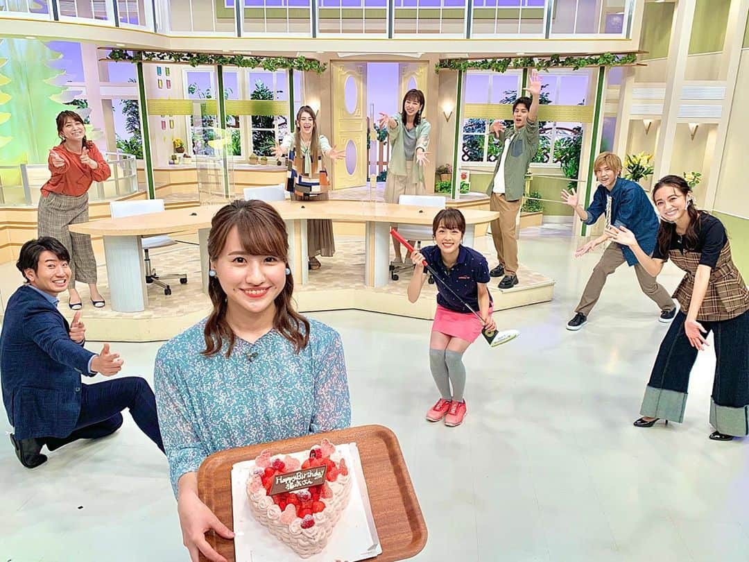 福田太郎のインスタグラム：「ゆりおめでとう🐶🎂 9/15は イチモニ！土曜MCの相方、福永アナの誕生日🎉 『大人の女性になる』のが、26歳の目標だそうです🙋‍♀️ すかさず、スタジオにいた「春花さんみたいな🥰」と しっかり先輩を立て、早速大人の対応を見せました。笑 ⠀ 相変わらずの天真爛漫っぷり！ですが、 １年半、隣で見ていて、日一日と、しっかり者に成長。 色んなことが起きる生放送のドキドキにも、 準備を尽くした上で、柔軟に対応すべく頑張ってます！ 笑うと出てくるキュートなエクボにも注目して ぜひぜひこれからも、応援してあげてください😁 ⠀ #福永裕梨 #アナウンサー #いつもありがとね！ #肩凝り に困っている模様。#誕プレ どうしましょ？🤔 ⠀ そうそう！#高橋春花 アナはというと、 #イチモニ！#林和人 アナと共に、今夜20時からの #HTBonライン劇場 #ナイスオン #ゴルフ部 に登場⛳️ 観たらスコアアップ？春花さん作の限定グッズも⚪️」