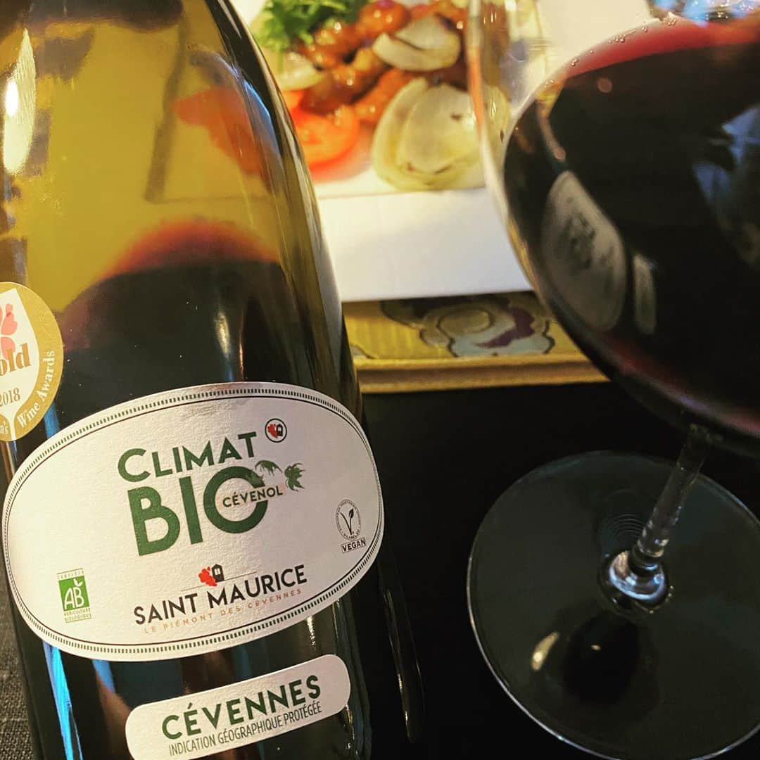 山本侑貴子さんのインスタグラム写真 - (山本侑貴子Instagram)「Climat Bio Rouge Saint Maurice Cevennes IGP　  メルロー  100%  日枝神社に向かう⛩途中 YAMAYAさんがあったので そこでリーズナブルな 家飲みワインを購入  芳醇でフルーティな味わいのフランス産オーガニックワイン  このワインに合わせて 甘酸っぱい 酢豚を作ってみました！  我が家の酢豚は 息子に大好評なんです (自画自賛‼️笑)  #biowine #organicwine  #wineandfood #wineandfoodpairing #おうちワイン #おうちごはん #ワインと料理  #wine#ワイン好き#ワイン大好き#ワイン部#ワイン女子#ワインのある暮らし#ワインのある日常#ワインスタグラム お酒#お酒大好き#おうち時間  @yukiko.diningandstyle @yukiko.diningandstyle.wine @dining_and_style」9月18日 18時39分 - yukiko.diningandstyle.wine