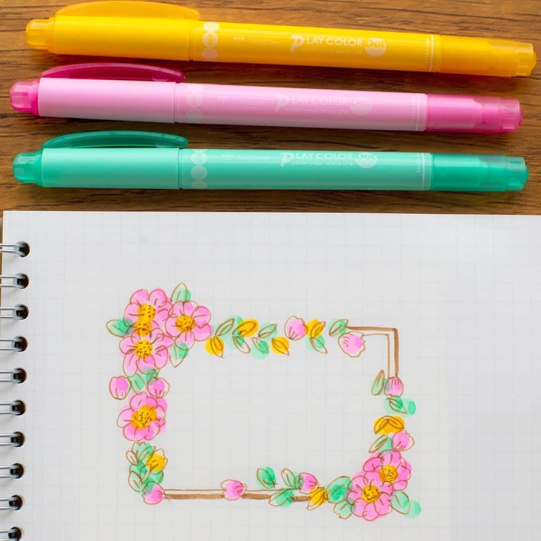トンボ鉛筆さんのインスタグラム写真 - (トンボ鉛筆Instagram)「#プレイカラードット ３色セットで簡単イラストにチャレンジ🐣 全12色のプレイカラードットには、２種類の「３色セット」があります。 A：チェリーレッド、アップルグリーン、ブルー B：サクラ、ハニーイエロー、ミント の組み合わせです。 ３色セットを組み合わせるだけでまとまりのある仕上がりになります🌷  ざっくりドットを押して上からお花や葉っぱの線を描きこむとボタニカルリースも手軽に描けます。 画像では「筆之助ブラウン」を主線に使っています。 さらに今回は葉っぱの色だけを変えたお花のリースを作ってみました。 「ミント」と「アップルグリーン」それぞれで印象が変わります✨ オンラインショップではバラでも購入できるので、自分だけのお気に入り３色セットで楽しむこともできます。  今FUN ART STUDIOオンラインショップでプレイカラードットをご購入いただくと、ドット活用方法がたくさん掲載されたオリジナル冊子  #プレイカラードットのススメ をプレゼントしています。 ※店頭で配布しているものと同じ冊子です。 . . . #fudenosuke #筆之助 #fudenosukecolors #fudenosukebrushpen #筆之助カラー #ドットラボ #プレイカラードットアレンジ #プレイカラードットイラスト #playcolordot #petitillustration #bujoideas #bujotutorial #journalinspiration #いらすとぐらむ #イラストグラム #ゆるいイラスト #バレットジャーナル #ノート術 #doodle #手帳術 #手帳の中身 #bulletjournalcommunity #bujoinspire #手帳ライフ #手帳好きさんと繋がりたい #minidrawing #drawinghowto #イラストの描き方」9月18日 18時33分 - tombowpencil