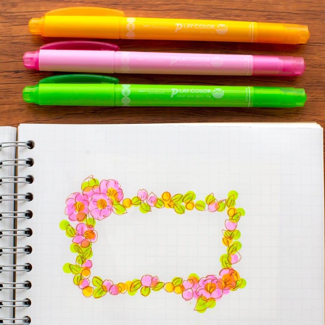 トンボ鉛筆さんのインスタグラム写真 - (トンボ鉛筆Instagram)「#プレイカラードット ３色セットで簡単イラストにチャレンジ🐣 全12色のプレイカラードットには、２種類の「３色セット」があります。 A：チェリーレッド、アップルグリーン、ブルー B：サクラ、ハニーイエロー、ミント の組み合わせです。 ３色セットを組み合わせるだけでまとまりのある仕上がりになります🌷  ざっくりドットを押して上からお花や葉っぱの線を描きこむとボタニカルリースも手軽に描けます。 画像では「筆之助ブラウン」を主線に使っています。 さらに今回は葉っぱの色だけを変えたお花のリースを作ってみました。 「ミント」と「アップルグリーン」それぞれで印象が変わります✨ オンラインショップではバラでも購入できるので、自分だけのお気に入り３色セットで楽しむこともできます。  今FUN ART STUDIOオンラインショップでプレイカラードットをご購入いただくと、ドット活用方法がたくさん掲載されたオリジナル冊子  #プレイカラードットのススメ をプレゼントしています。 ※店頭で配布しているものと同じ冊子です。 . . . #fudenosuke #筆之助 #fudenosukecolors #fudenosukebrushpen #筆之助カラー #ドットラボ #プレイカラードットアレンジ #プレイカラードットイラスト #playcolordot #petitillustration #bujoideas #bujotutorial #journalinspiration #いらすとぐらむ #イラストグラム #ゆるいイラスト #バレットジャーナル #ノート術 #doodle #手帳術 #手帳の中身 #bulletjournalcommunity #bujoinspire #手帳ライフ #手帳好きさんと繋がりたい #minidrawing #drawinghowto #イラストの描き方」9月18日 18時33分 - tombowpencil