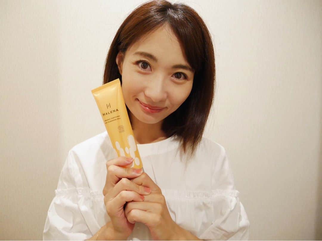 吉田早織のインスタグラム：「・﻿ じんわり温かいジェルで毛穴汚れを落とす﻿ “ ハレナ オーガニックホットクレンジングジェル”﻿ ﻿ ﻿ ﻿ ベビースキンケアNo.1ブランドALOBABYとの共同開発でつくられた、日本初の国産オーガニックのホットクレンジングジェルです🌱﻿ ﻿ 　　　　﻿ ALOBABYは娘のボディソープでも愛用していて、﻿ 私自身とても信頼しているブランド。﻿ ﻿ ﻿ 100%天然由来で石油系界面活性剤や紫外線吸収剤、などの成分が無添加。﻿ ﻿ ﻿ 温かいジェルが気持ち良くて、﻿ 毛穴汚れまですっきり落ちるのに肌に優しいのが嬉しいです☺️﻿ ﻿ ﻿ 洗い上がりはしっとりとしているので乾燥肌の方にもオススメです👏﻿ ﻿ ﻿ ﻿ ﻿ ﻿ ﻿ ﻿ #HALENA﻿ #クレンジング  #ホットクレンジング﻿ #PR #スキンケア #skincare  #cleansing」
