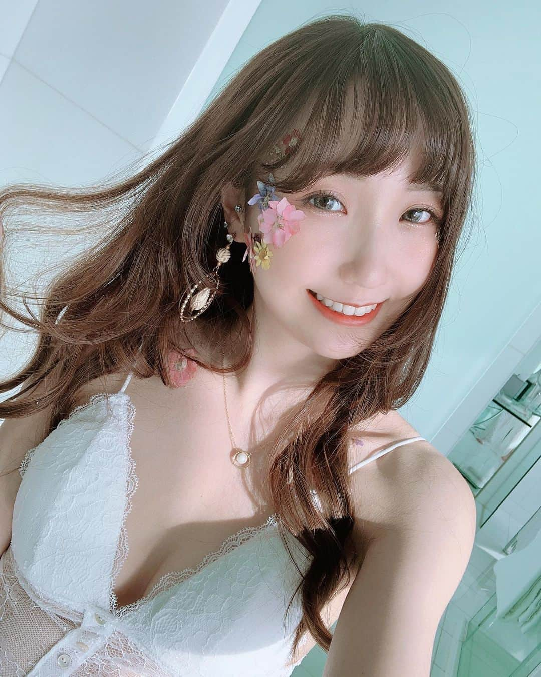 Sherryさんのインスタグラム写真 - (SherryInstagram)「- Blossom🌸  接下來的兩個星期日，我都會在Facebook專頁直播✨ 守望傳說 Guardian Tales ✨ 這個是真的很推薦大家玩的遊戲!! 歡迎來看我直播再考慮要不要落坑🤪✨ 👉🏻 http://www.facebook.com/silverxhere ❣️時間: 9月20 & 27 日、7:30pm 約定你喔😚😚❤️  P.S. 公會誠收經常上線，會打討伐戰的朋友 📣世界二: 繽紛樂殿堂」9月18日 18時37分 - silverxhere