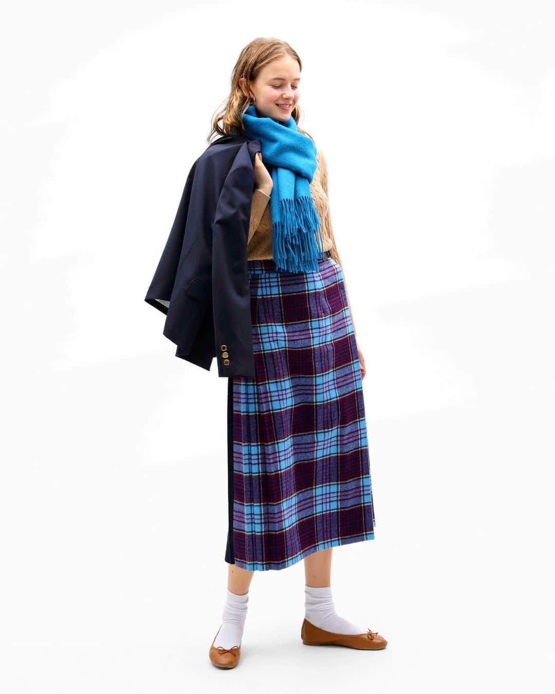 CLUÉLmagazineさんのインスタグラム写真 - (CLUÉLmagazineInstagram)「秋のロンドンガールはチェック柄に夢中♡ ブルーを基調とした爽やかなチェックのラップ風プリーツスカートは《マッキントッシュ フィロソフィー》のもの。ケーブル編みのコンパクトなニットとネイビーのジャケットを合わせて正統派なグッドガールを気取りたい💁🏻‍♀️ . #ニット #スカート #ジャケット #ストール #バレエシューズ　@mackintoshphilosophy その他スタイリスト私物 . from vol.63 p113 ・・・・・・・・・・・・・・・・・・・・・・・・・・  #cluel #クルーエル #cluelmagazine #クルーエル女子 #fashion #ファッション好き #ファッション雑誌 #おしゃれ #グッドガール #秋コーデ #mackintoshphilosophy #マッキントッシュフィロソフィー #ロンドンガール #ラップスカート #ケーブルニット #トラッドスタイル #シンプルが好き  こちらのアカウントもフォローしてね！ @cluel_homme @navys_magazine」9月18日 18時43分 - cluelmagazine