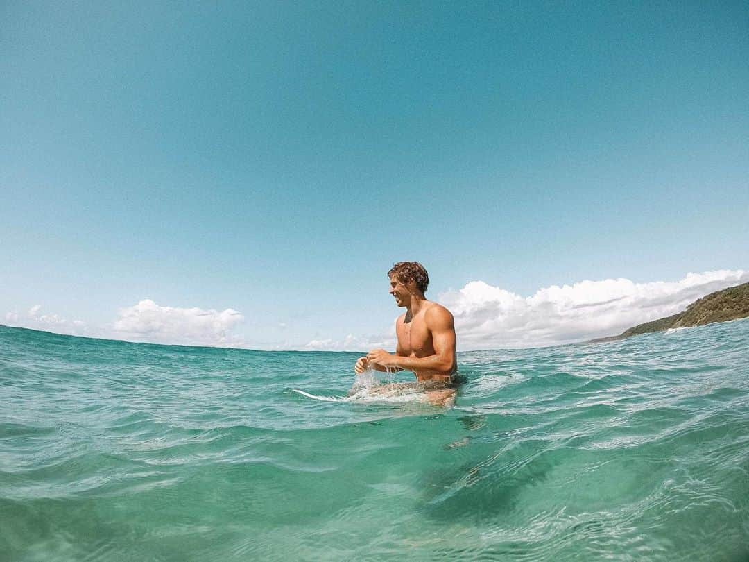 ジェイク・パッカードのインスタグラム：「The moment @beefy_chook got stung by a jellyfish」